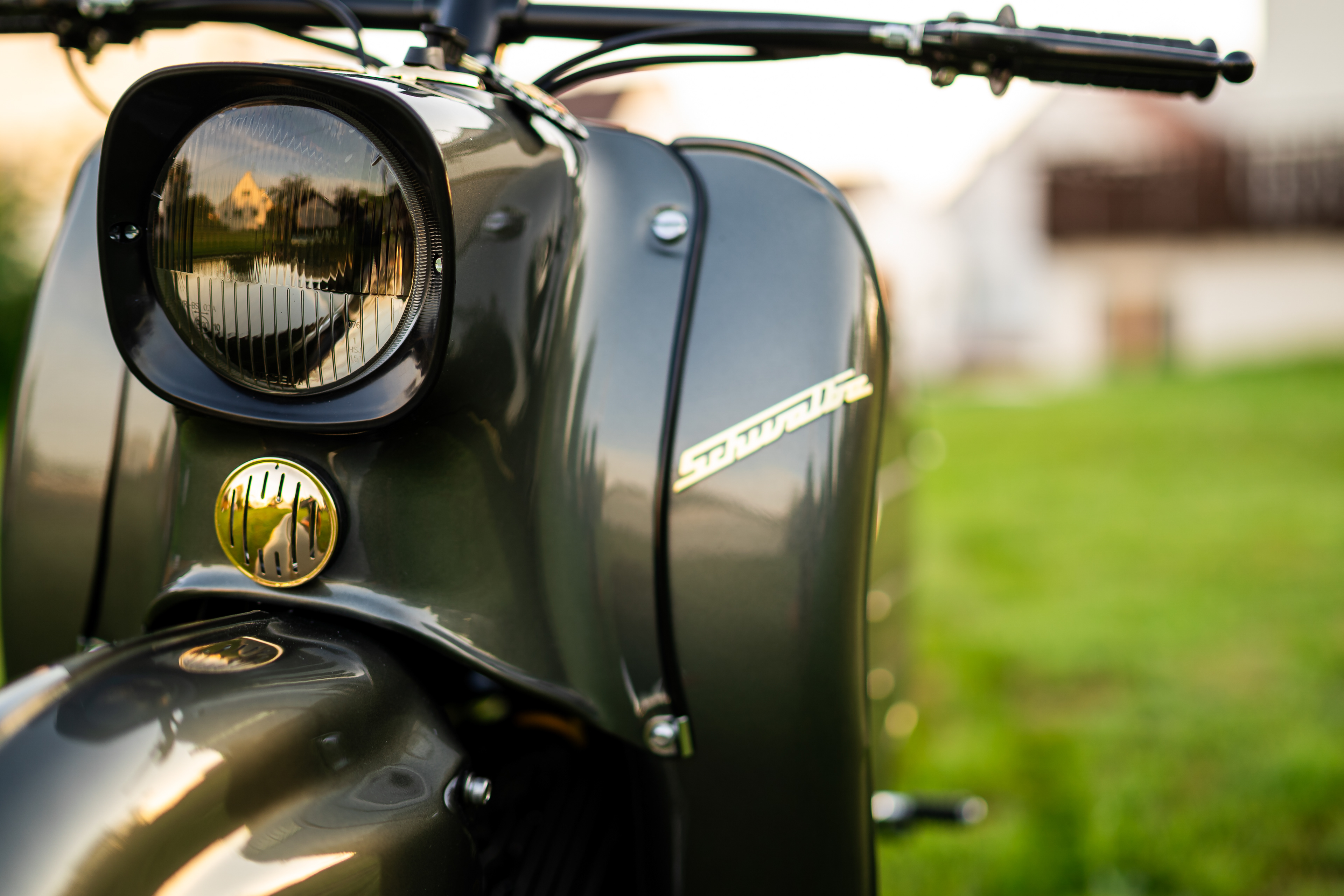 Frontansicht der restaurierten Simson Schwalbe in Aventurin Grün Metallic. Professionelle Oldtimer-Fotografie von MFuchsloch aus Oggelshausen am Federsee.