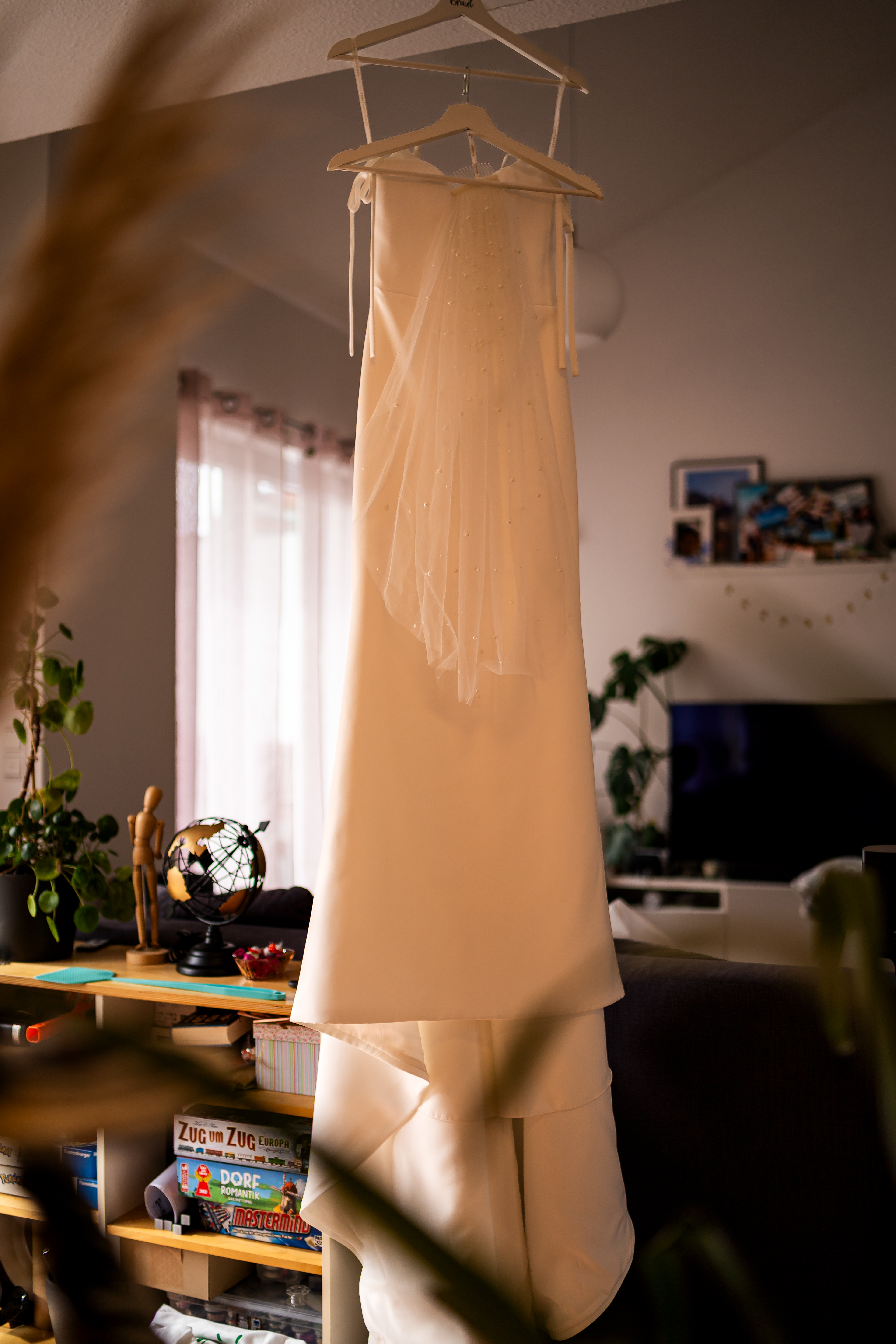 Brautkleid hängt zur Vorbereitung – Hochzeit Bad Buchau, Fotograf Federsee und Biberach