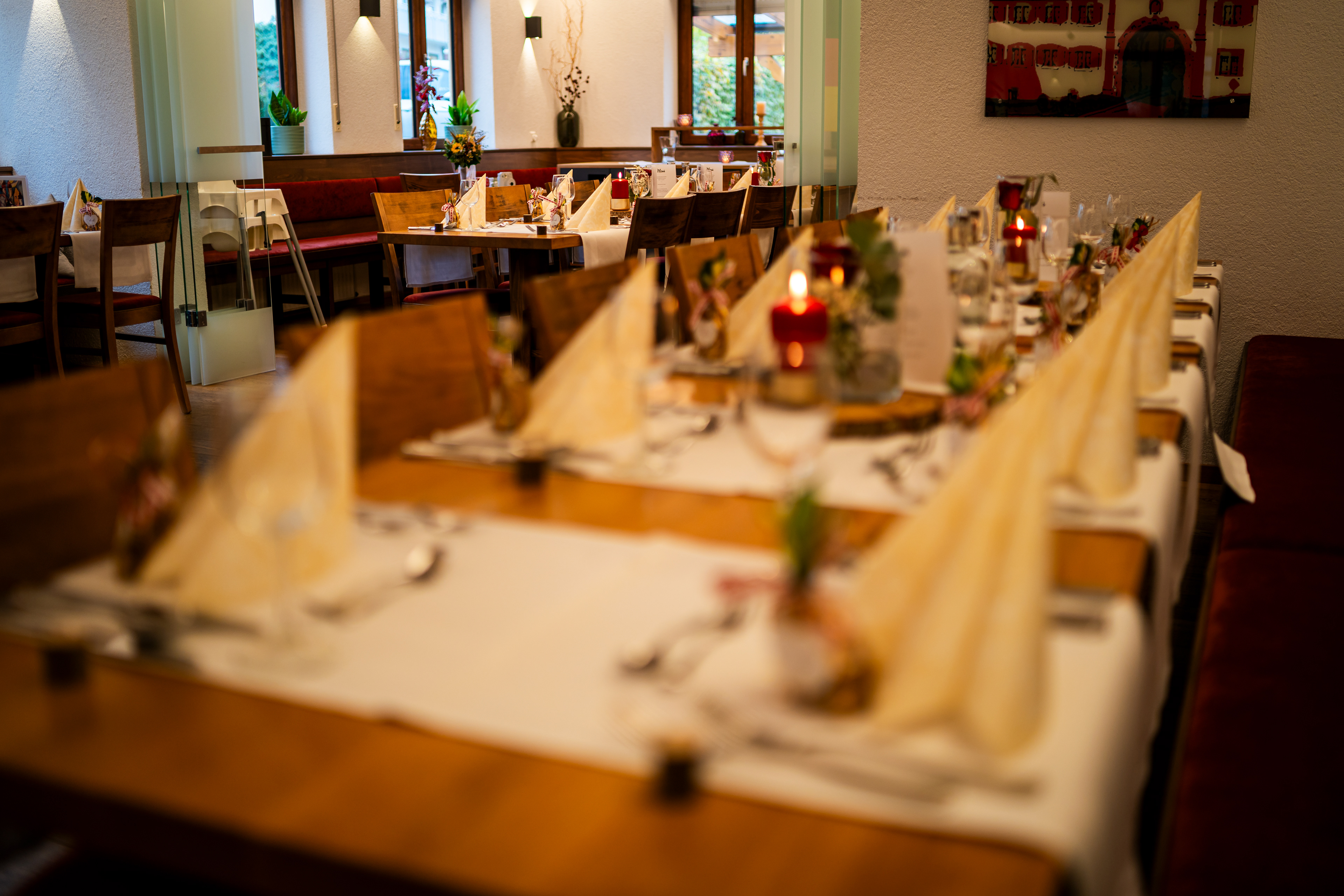 Festlich gedeckte Hochzeitstafel im modernen Ambiente des Wirtshaus Linde in Rot an der Rot. Hochzeitslocation im Landkreis Biberach, fotografiert von MFUCHSLOCH.