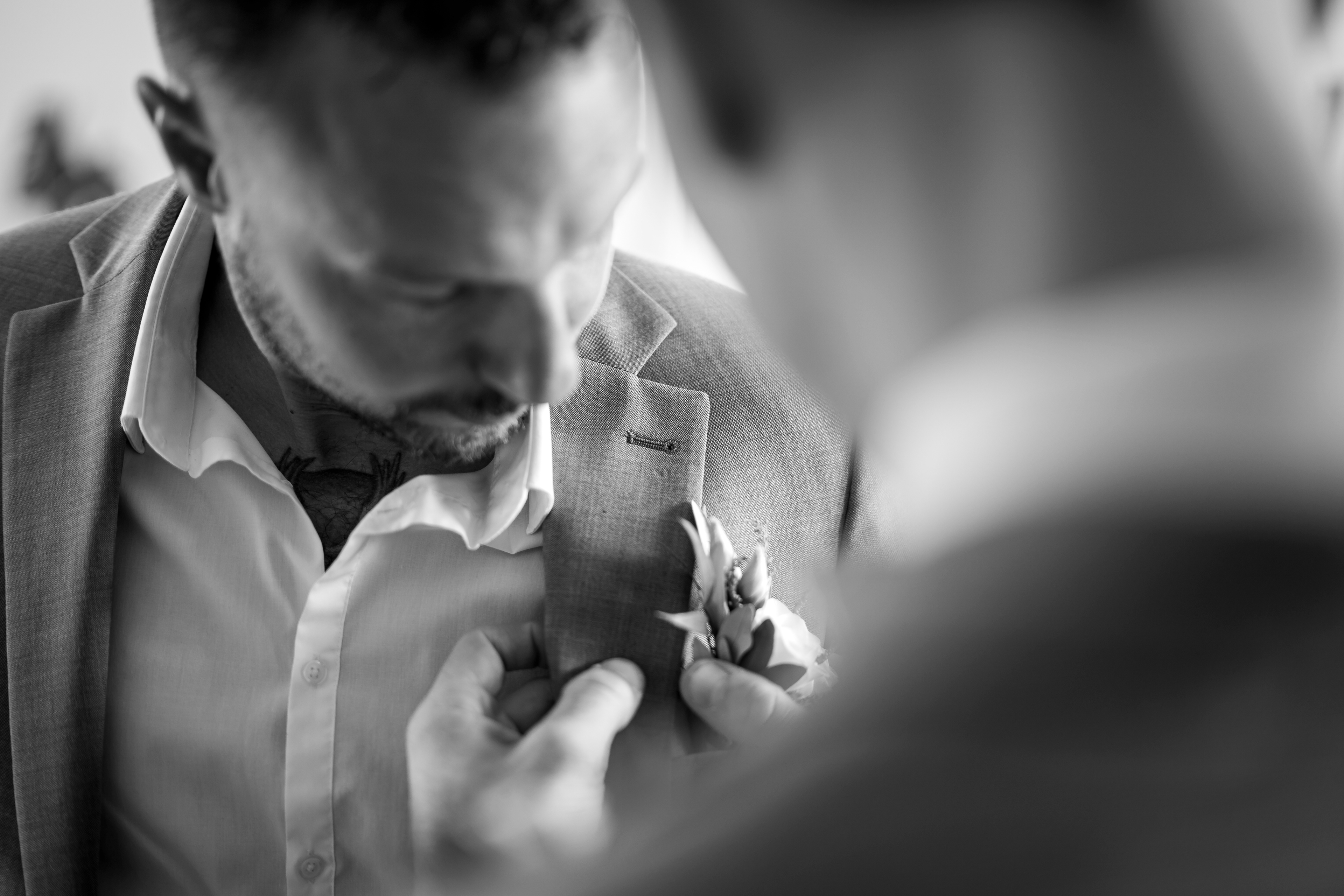 Bräutigam bereitet sich vor mit Ansteckblume – Hochzeit Bad Buchau am Federsee, Fotograf Biberach