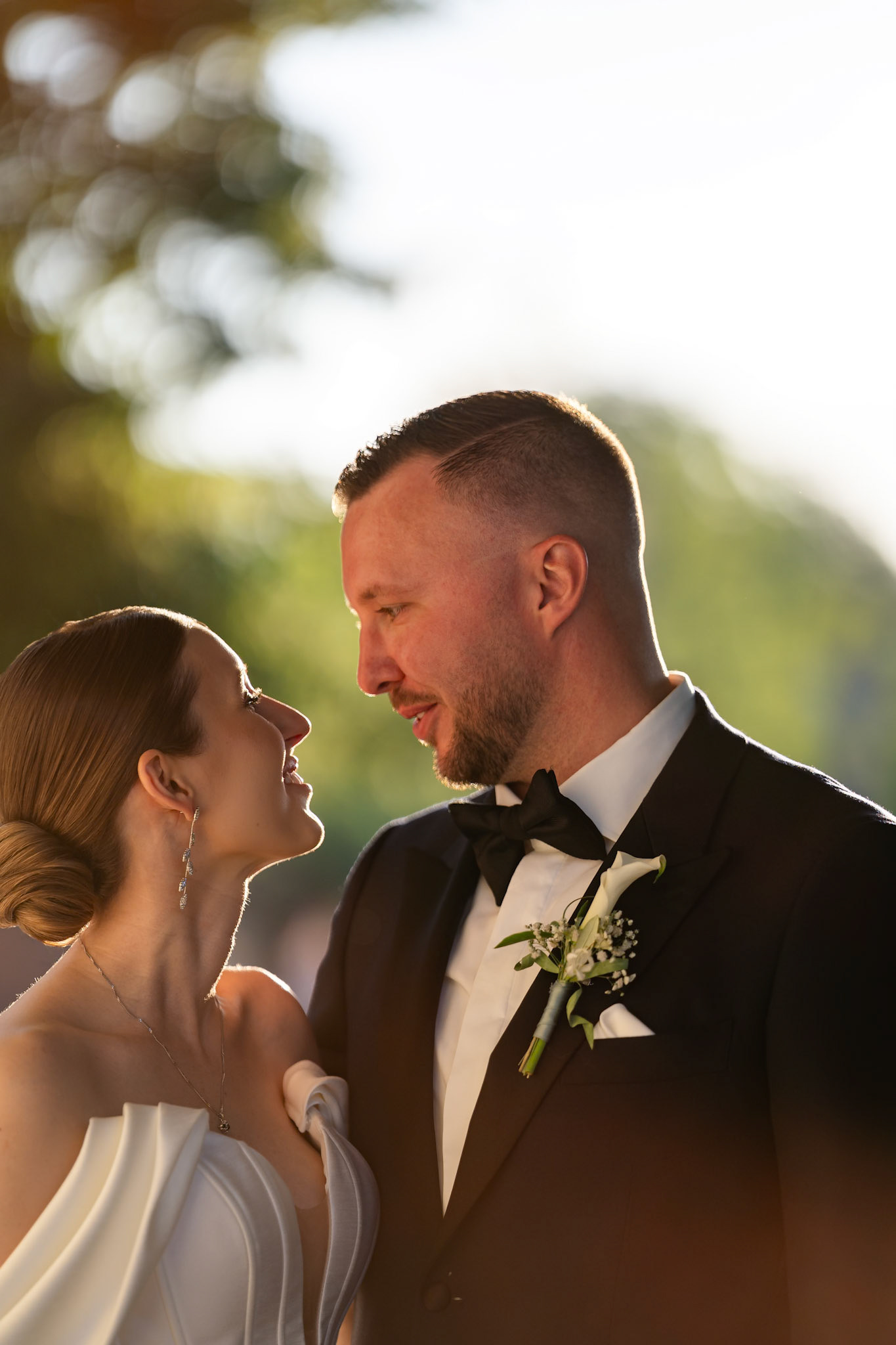 Romantisches Brautpaar-Shooting zur Golden Hour im Zwölf87 Ravensburg. Hochzeitsfotograf MFuchsloch für Hochzeitsreportagen in Bad Buchau, Riedlingen und Bad Saulgau.