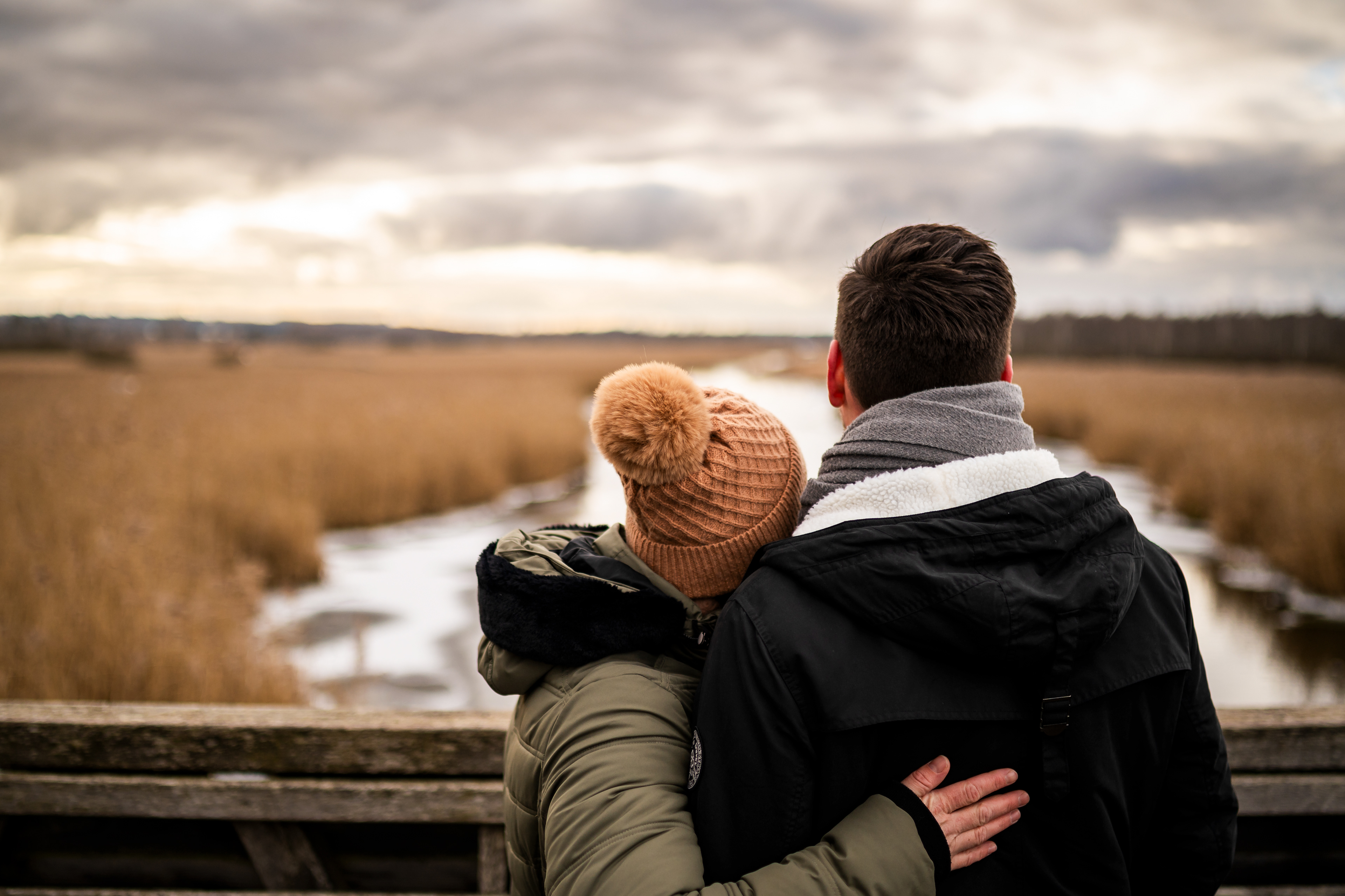 Paarfotos am Schilfgürtel des Federseestegs in Bad Buchau, aufgenommen von Mfuchsloch Fotografie am Federsee.