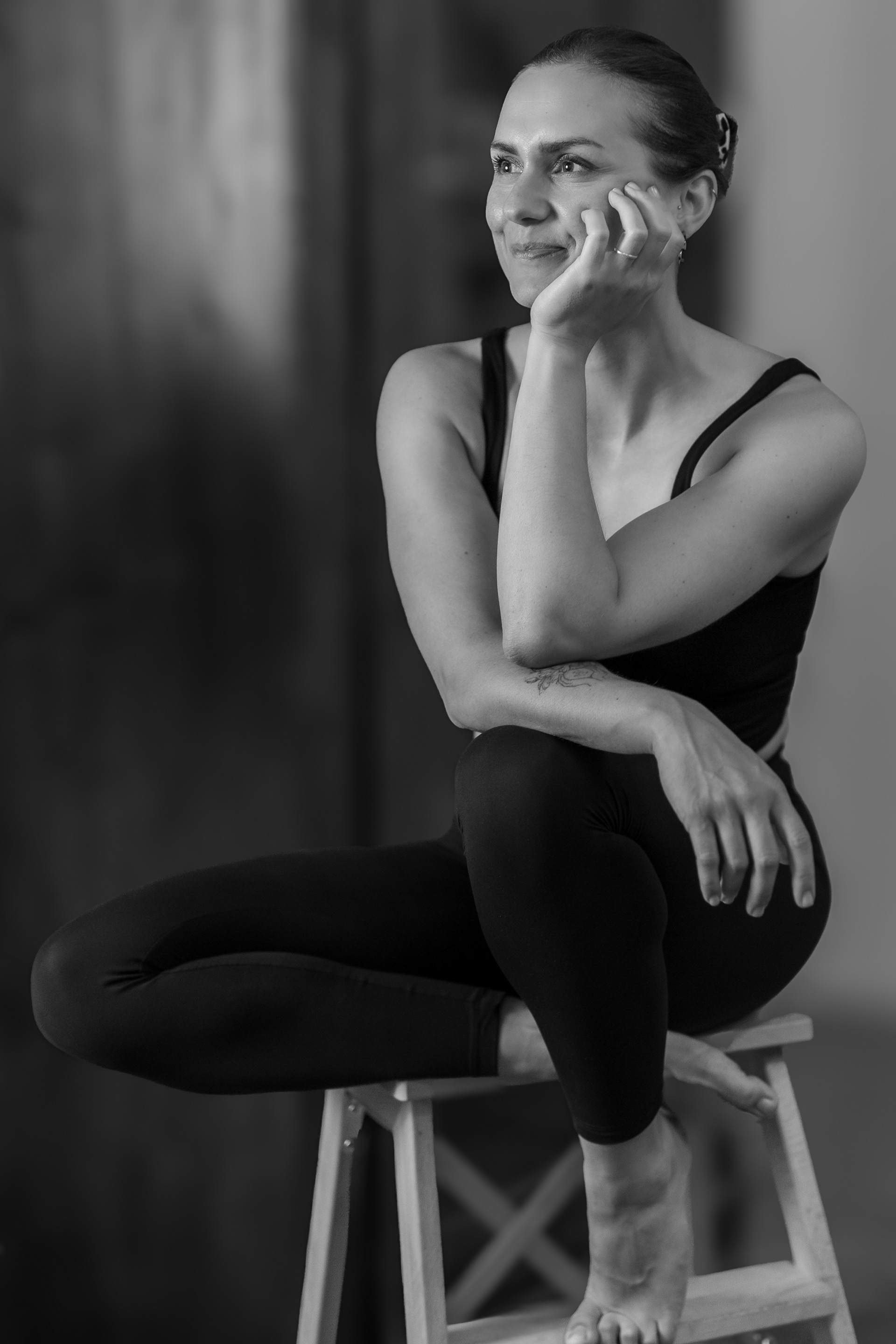 Zeitlose Portraits im Studio 7 in Hüttisheim. Professionelle Studiofotografie von Mfuchsloch Fotografie für Frauen, die Wert auf Qualität und Ausdruck legen.