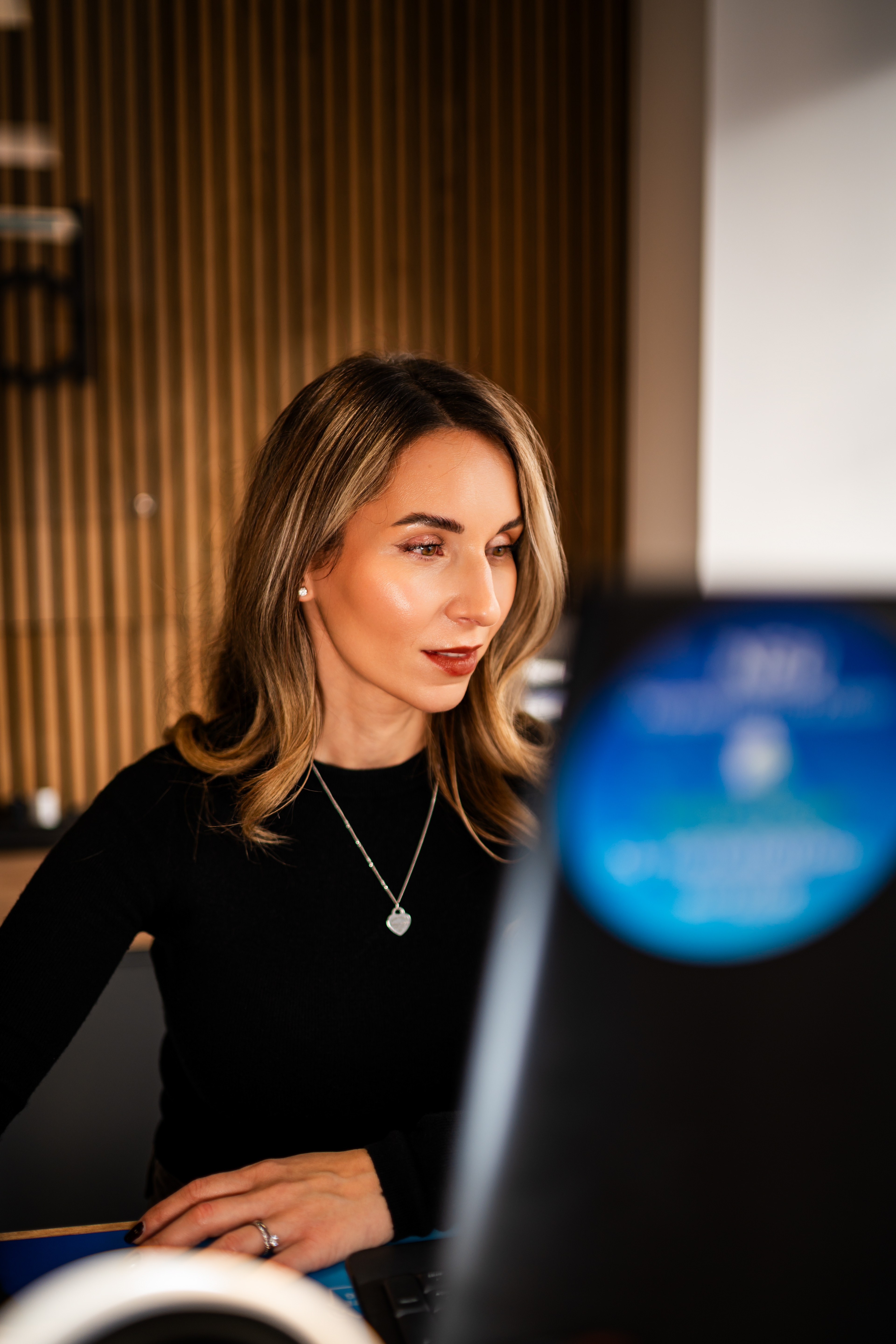 Sympathisches Mitarbeiterfoto vpn Mfuchsloch Fotografie Oggelshausen für Unternehmen in Bad Waldsee. Personal Branding & Firmenportraits vor moderner Holzoptik in Oberschwaben.