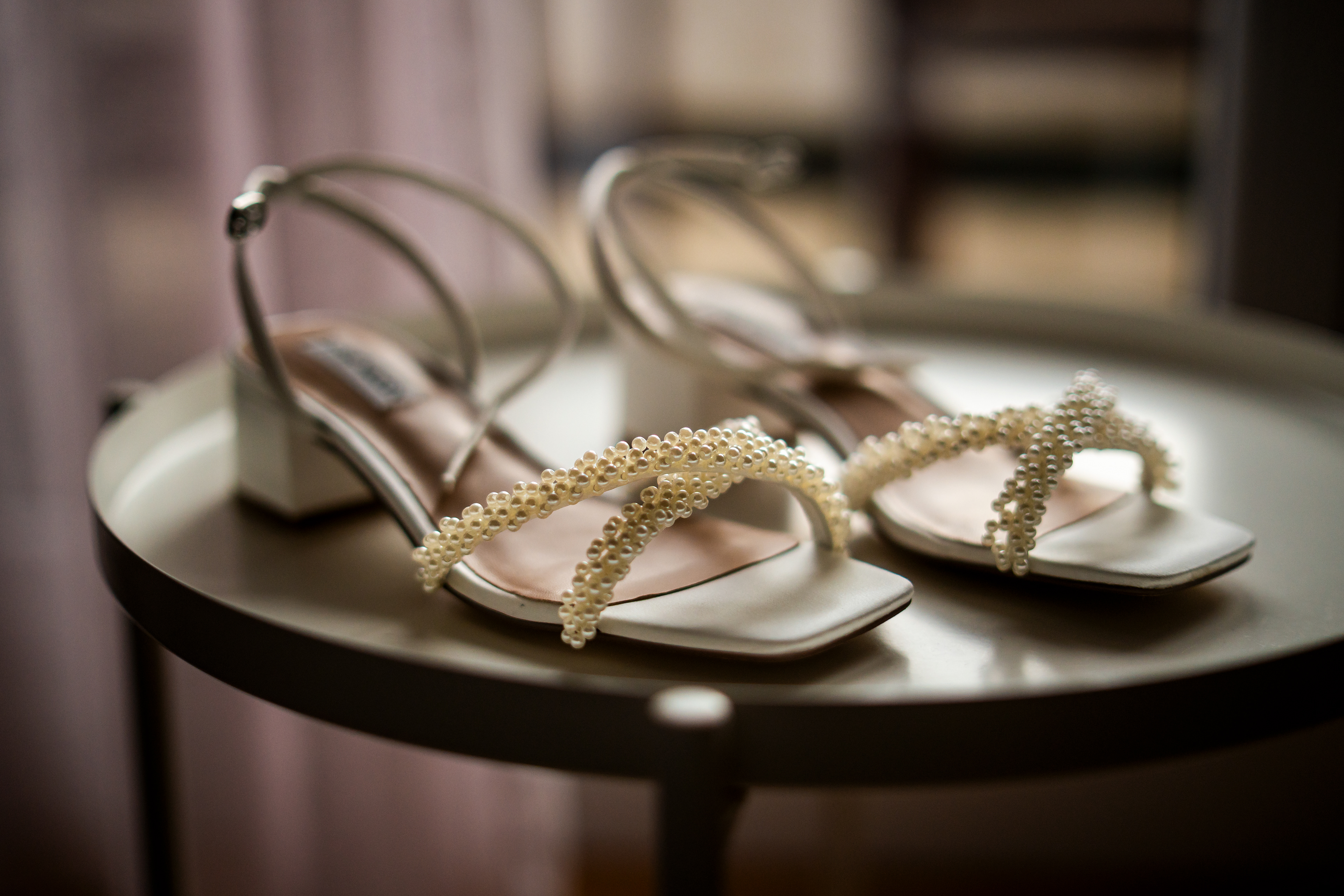 Braut zieht Hochzeitsschuhe an – Hochzeitsfotografie Biberach, Fotograf Bad Buchau am Federsee