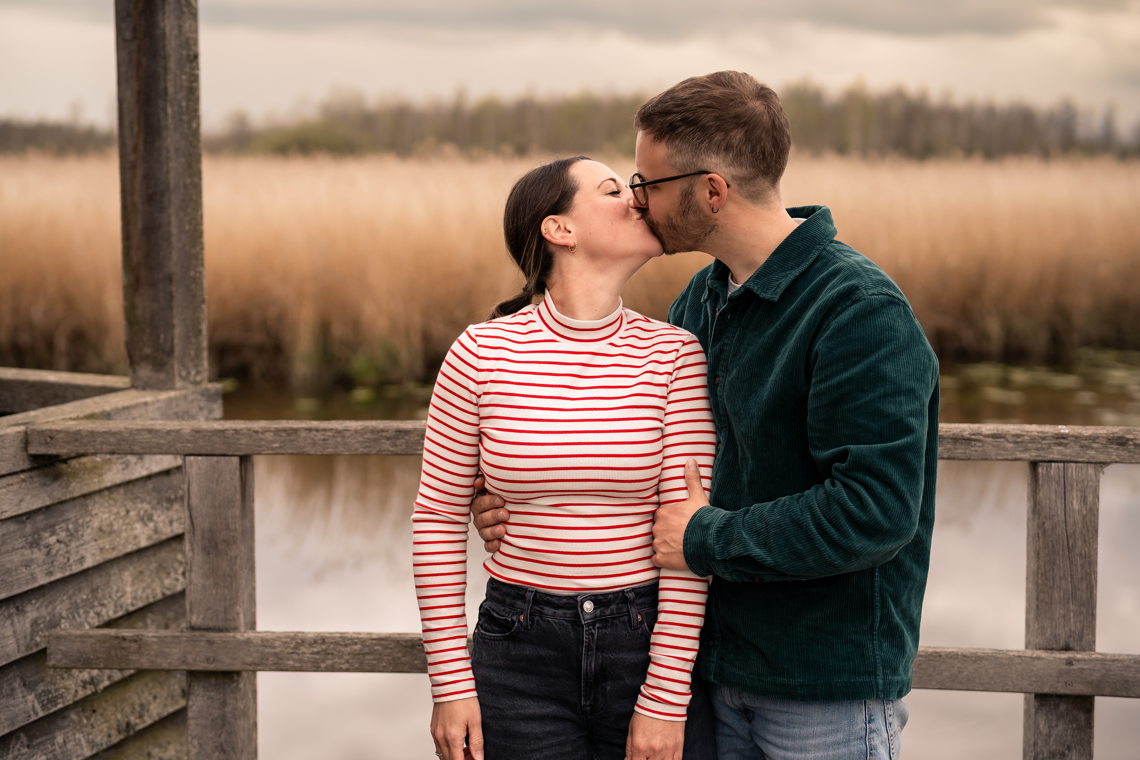 Paarfotos am Schilfgürtel des Federseestegs in Bad Buchau, aufgenommen von Mfuchsloch Fotografie am Federsee.
