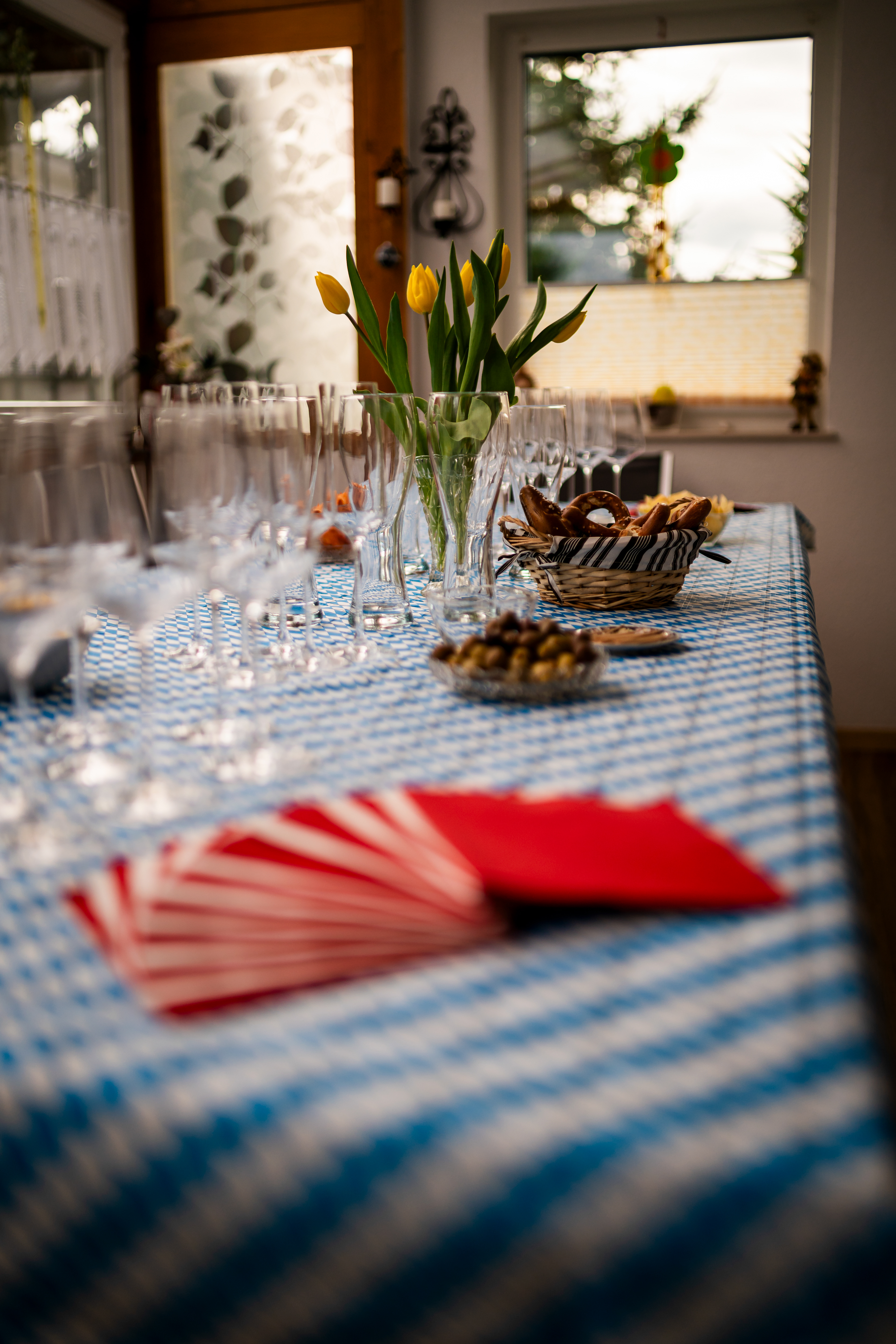 Festlich gedeckter Tisch – authentische und ungezwungene Hochzeitsmomente in Oberschwaben. MFUCHSLOCH Fotografie Fotografie & Videografie.