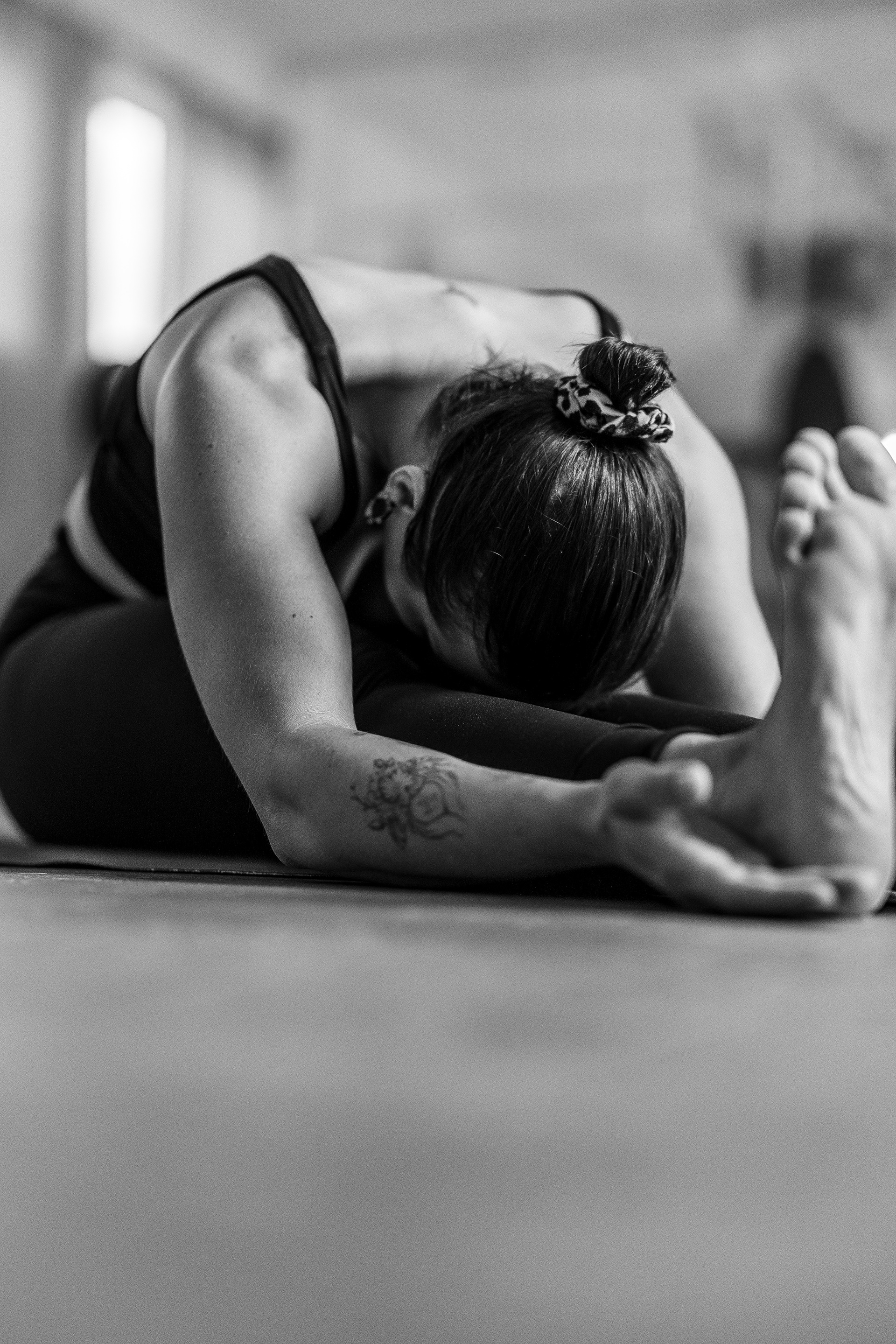 Schwarz-weiß Portrait von Yoga-Lehrerin Hanne bei der Meditation, fotografiert von Mfuchsloch Fotografie & Videografie in Oggelshausen.
