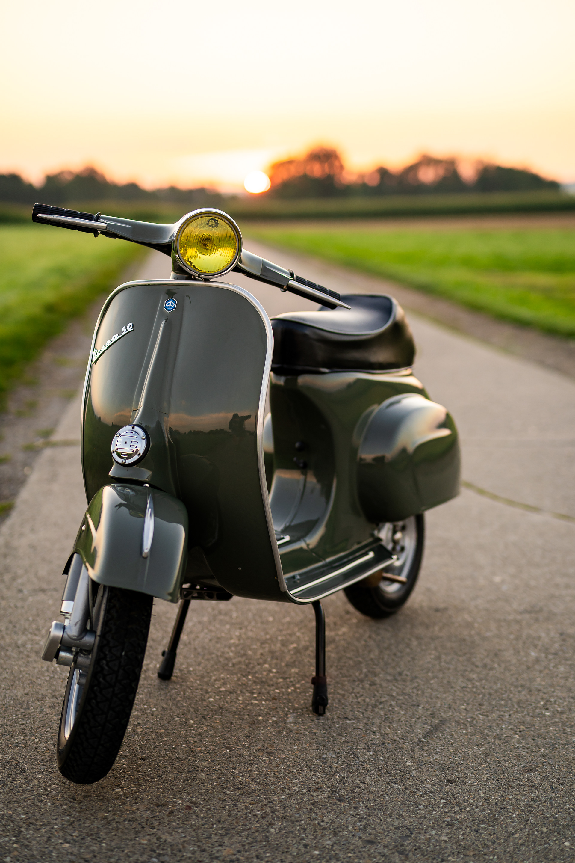 Klassische Vespa 50 Special in Aventurin Grün Metallic auf einem Feldweg in Oggelshausen am Federsee während der Golden Hour. Professionelle Fahrzeugfotografie und Automotive Art von MFuchsloch Fotografie & Videografie aus Oberschwaben.