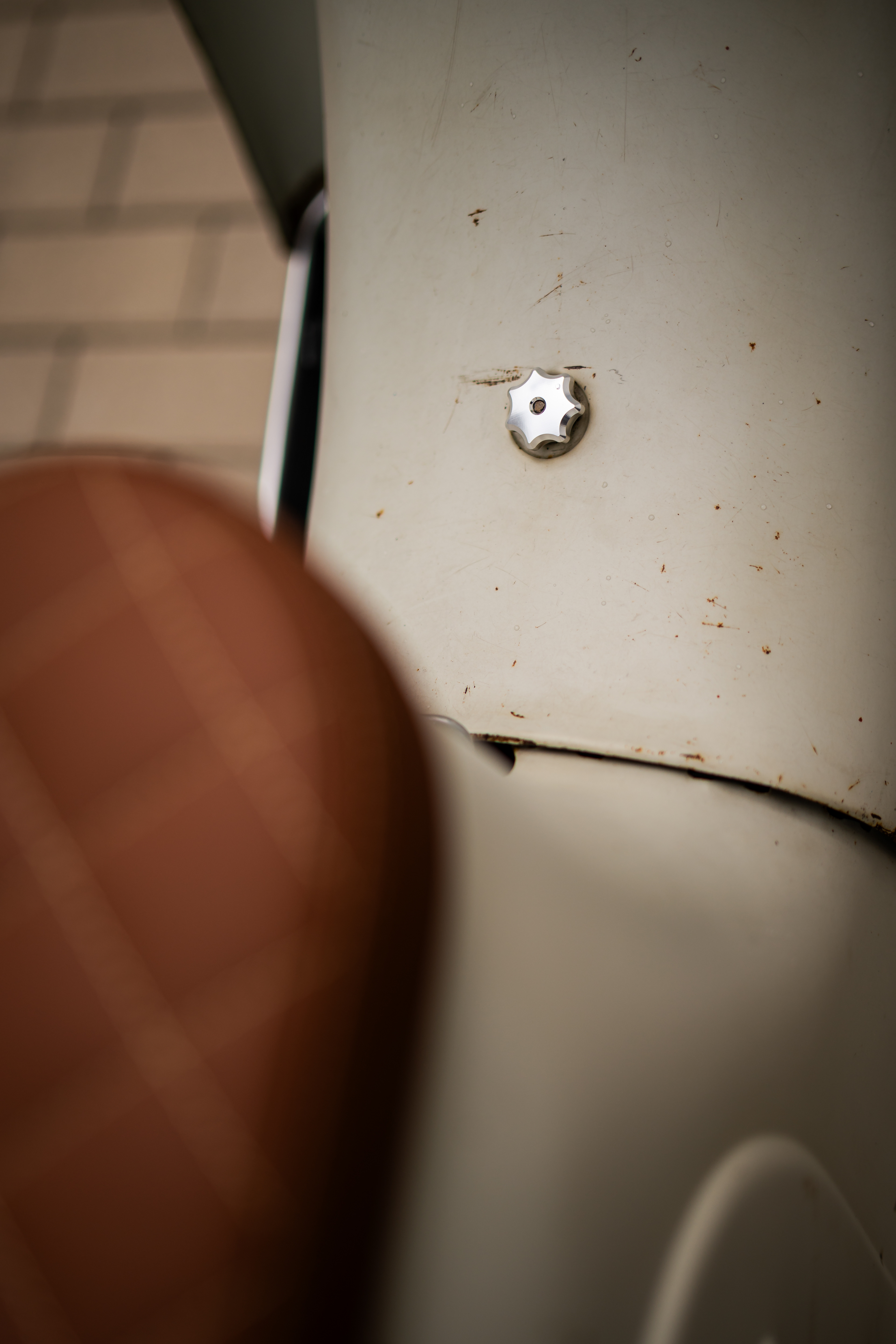 Neu bezogene braune Ledersitzbank mit Rautensteppung auf einer Vintage Simson Schwalbe. Detailverliebte KFZ-Fotografie in Bad Buchau.