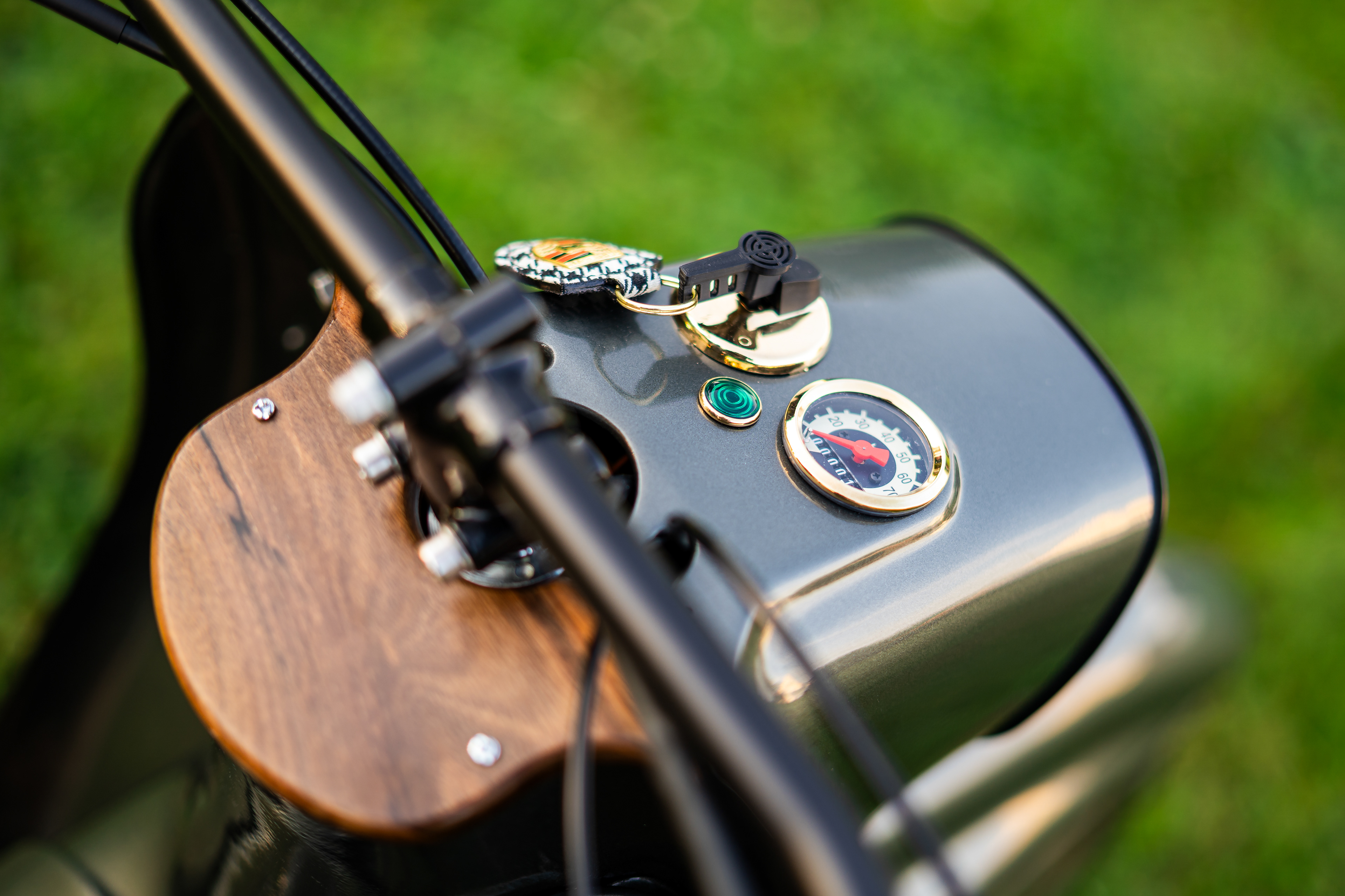 Originales Cockpit und Tacho der Simson Schwalbe in Aventurin Grün Metallic. Nostalgische Fahrzeugfotografie am Federsee von MFuchsloch Fotografie & Videografie.