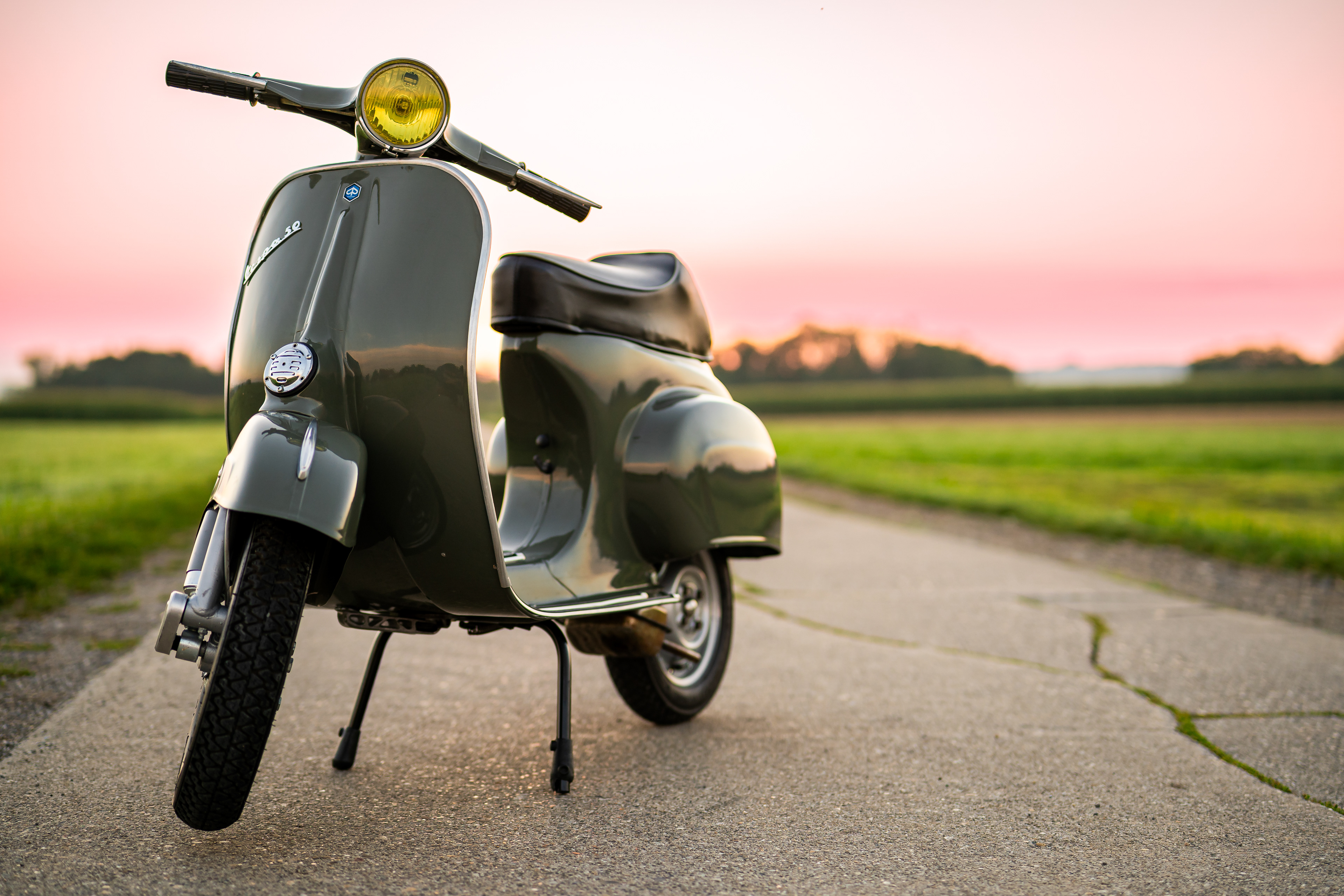 Klassische Vespa 50 Special in Aventurin Grün Metallic auf einem Feldweg in Oggelshausen am Federsee während der Golden Hour. Professionelle Fahrzeugfotografie und Automotive Art von MFuchsloch Fotografie & Videografie aus Oberschwaben.