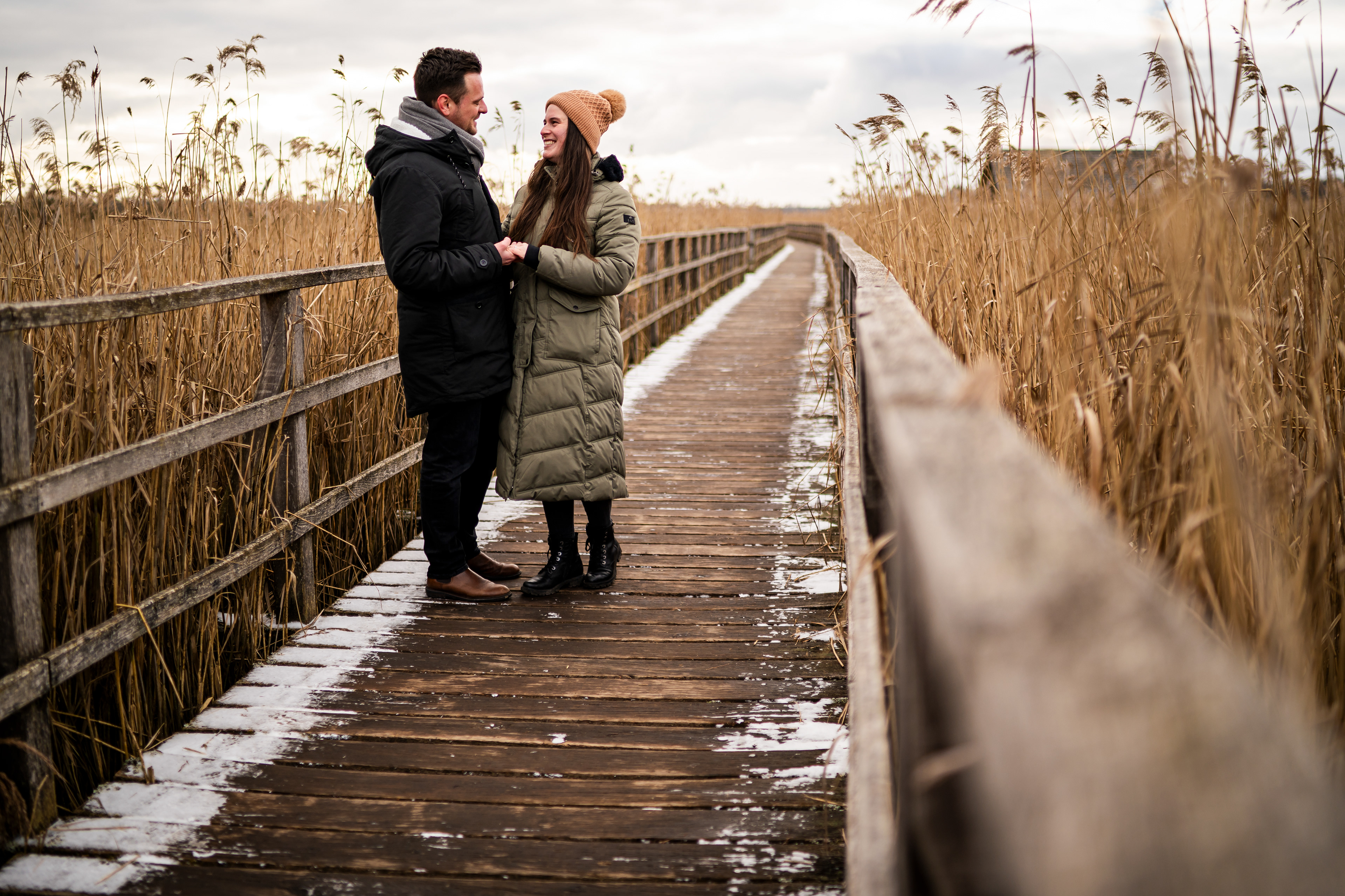 Paarfotos am Schilfgürtel des Federseestegs in Bad Buchau, aufgenommen von Mfuchsloch Fotografie am Federsee.