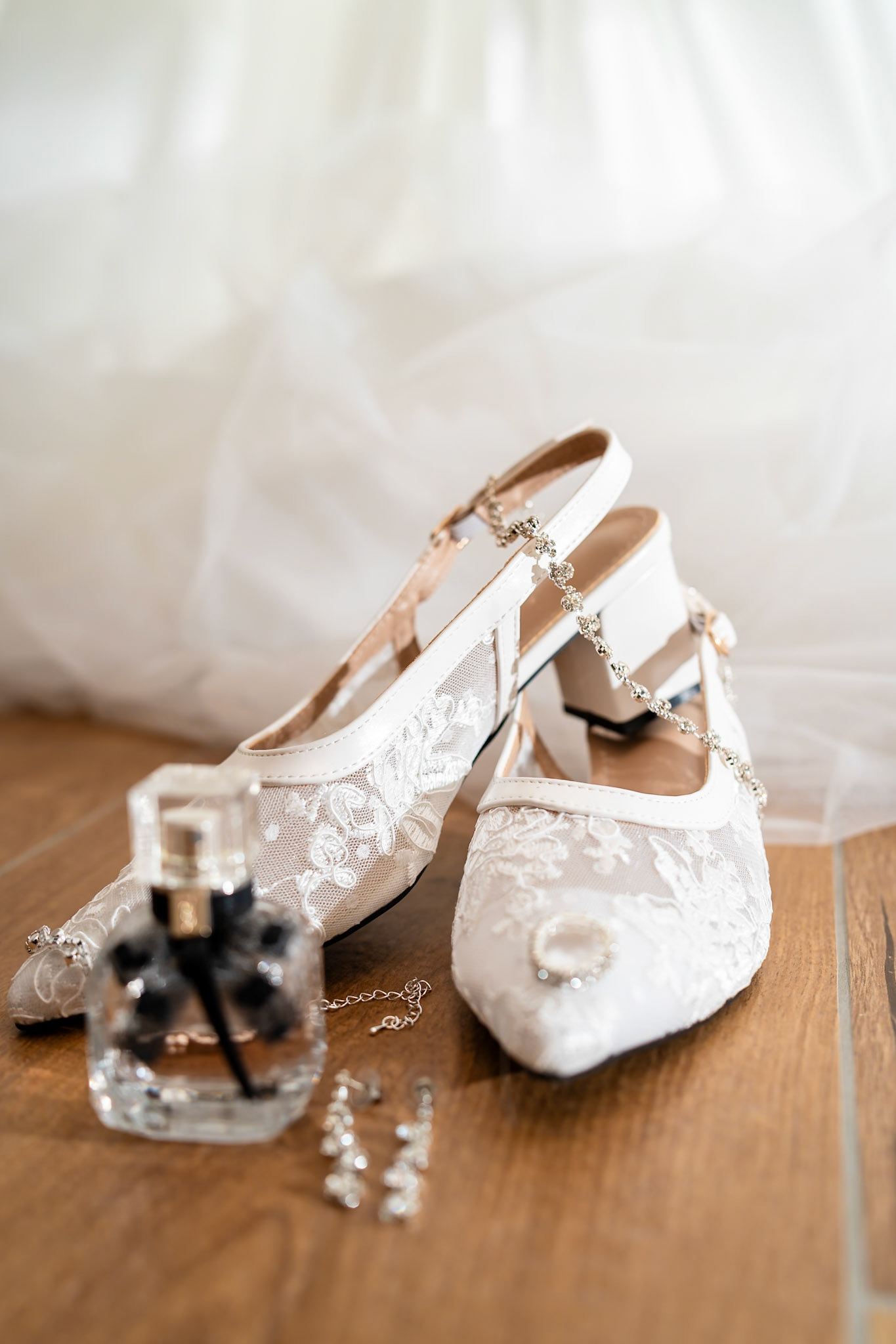 Detailaufnahme von Brautschuhen, Parfum und Schmuck beim Getting Ready – MFuchsloch Hochzeitsfotografie & Videografie