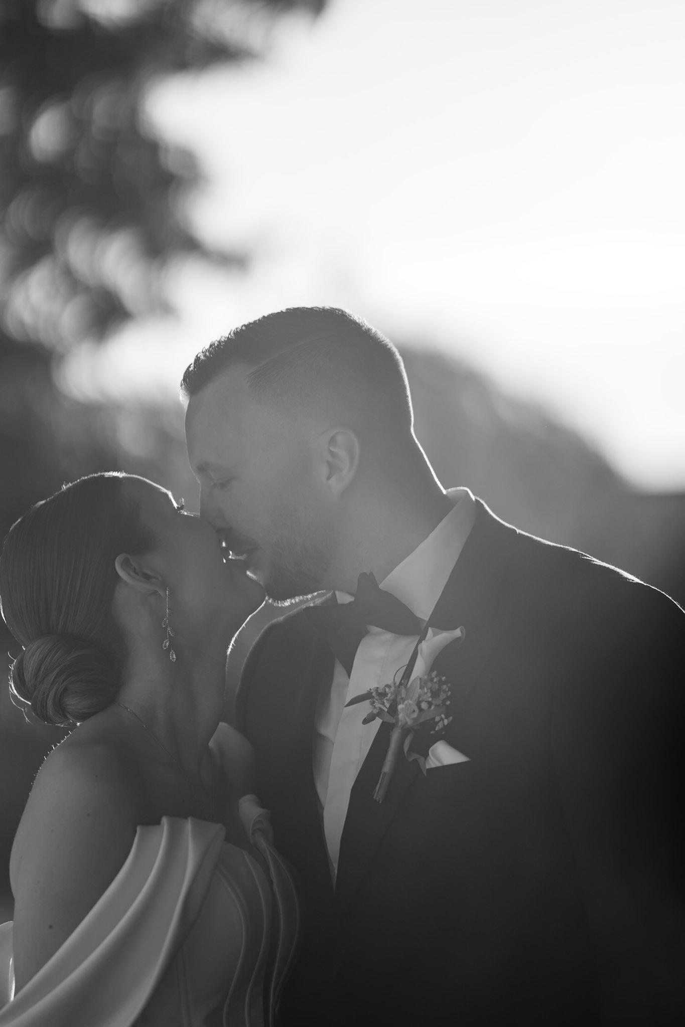 Zeitloses Schwarz-Weiß Hochzeitsfoto eines Brautpaares. Emotionale Hochzeitsreportage und Paarshooting im Zwölf87 Ravensburg fotografiert von Hochzeitsfotograf Michael Fuchsloch.