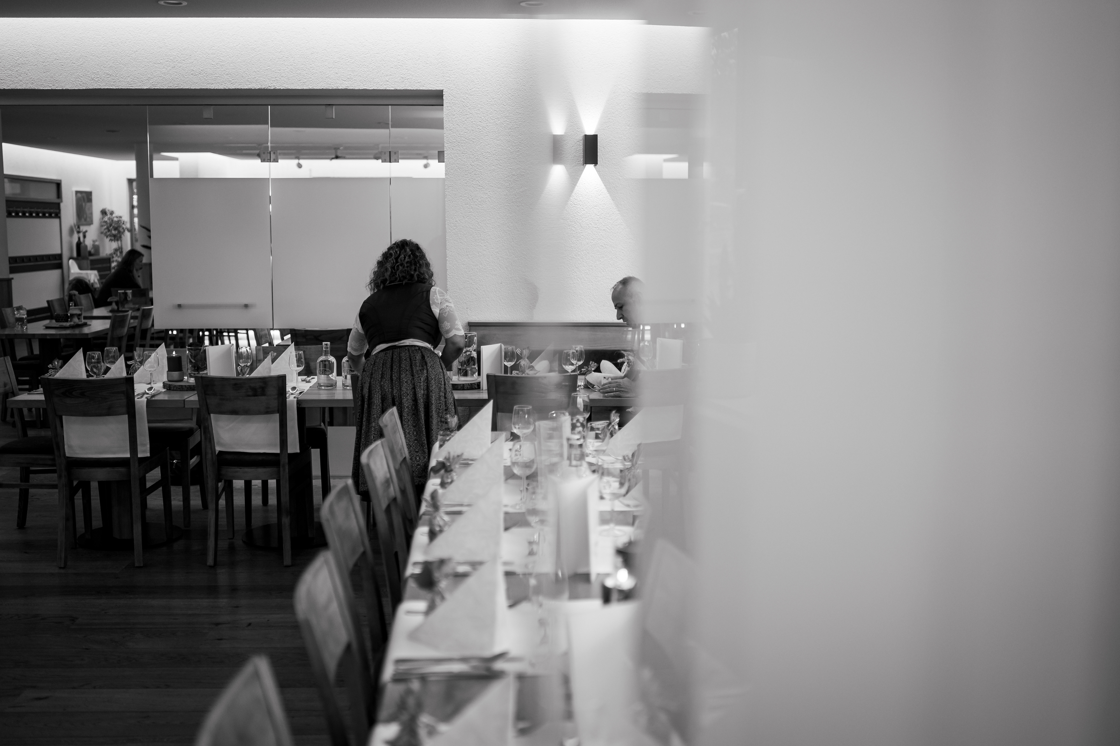 Blick in den Festsaal während der letzten Vorbereitungen im Gasthaus Linde Rot an der Rot. Stimmungsvolle Hochzeitsreportage von MFUCHSLOCH.