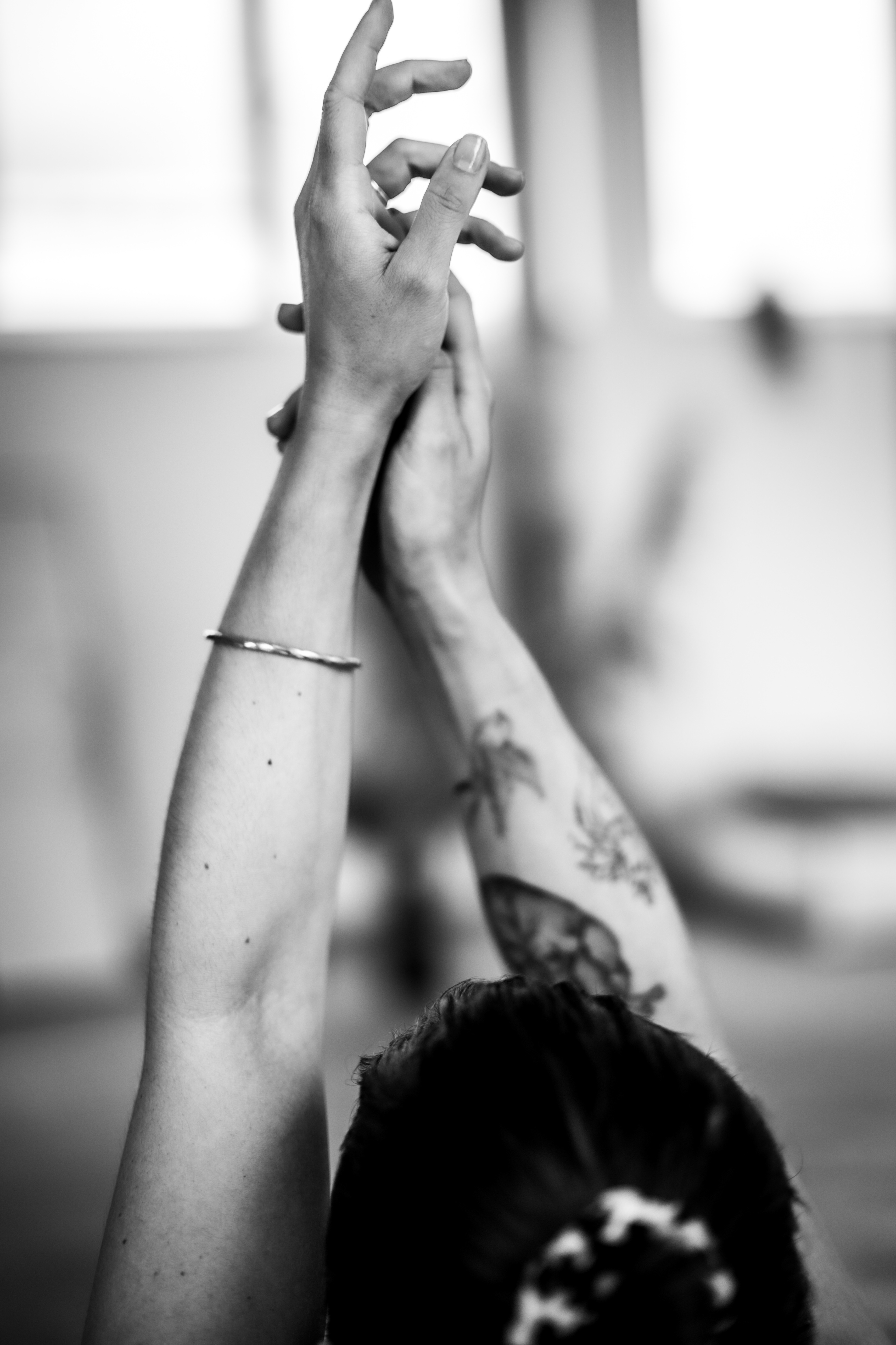 Schwarz-weiß Hände von Yoga-Lehrerin Hanne bei der Meditation, fotografiert von Mfuchsloch Fotografie & Videografie in Oggelshausen.