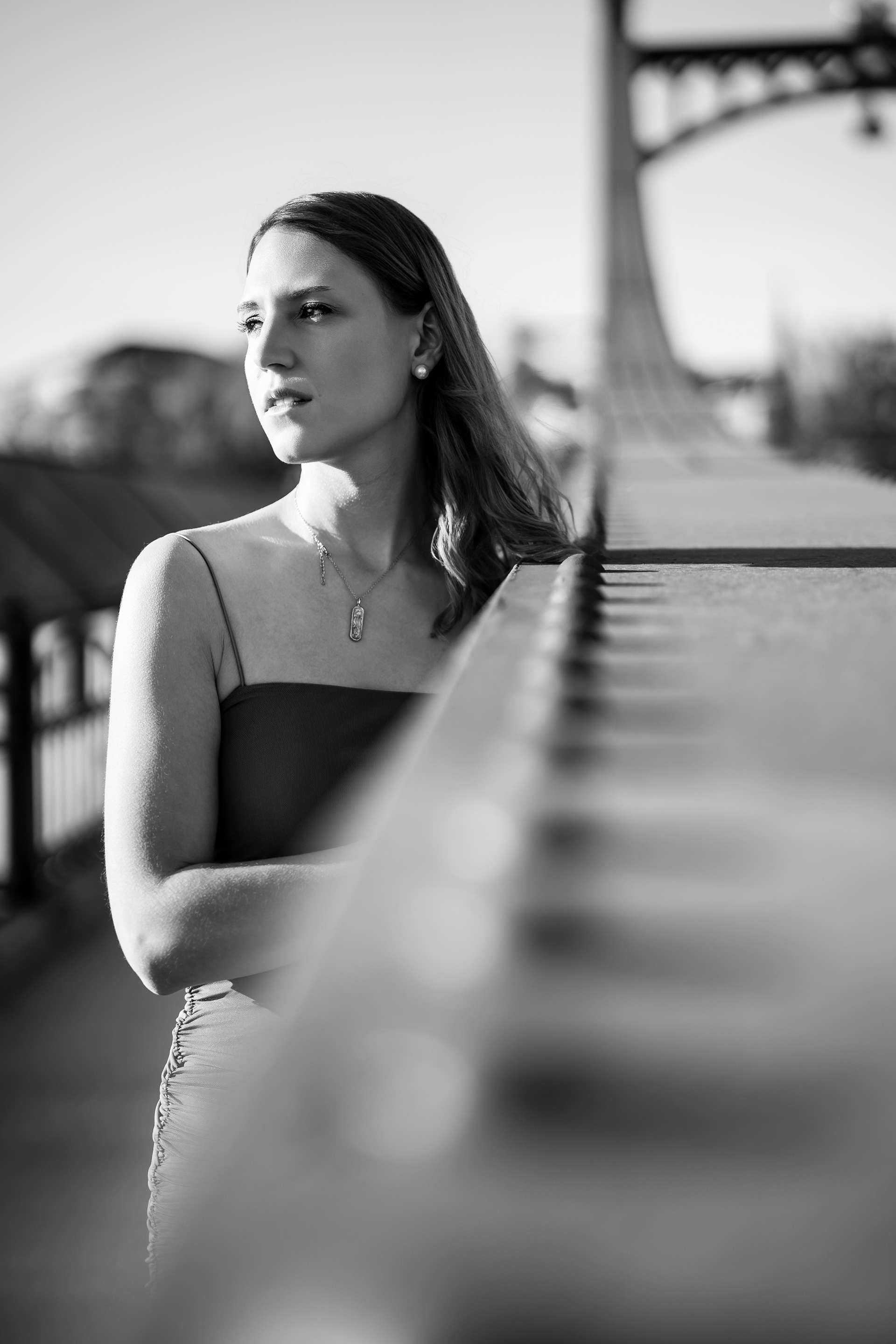 Markante Frauen-Portraits an der Neutorbrücke Ulm. Mfuchsloch Fotografie & Videografie nutzt die urbane Kulisse für ehrliche Bilder mit Charakter in der City.