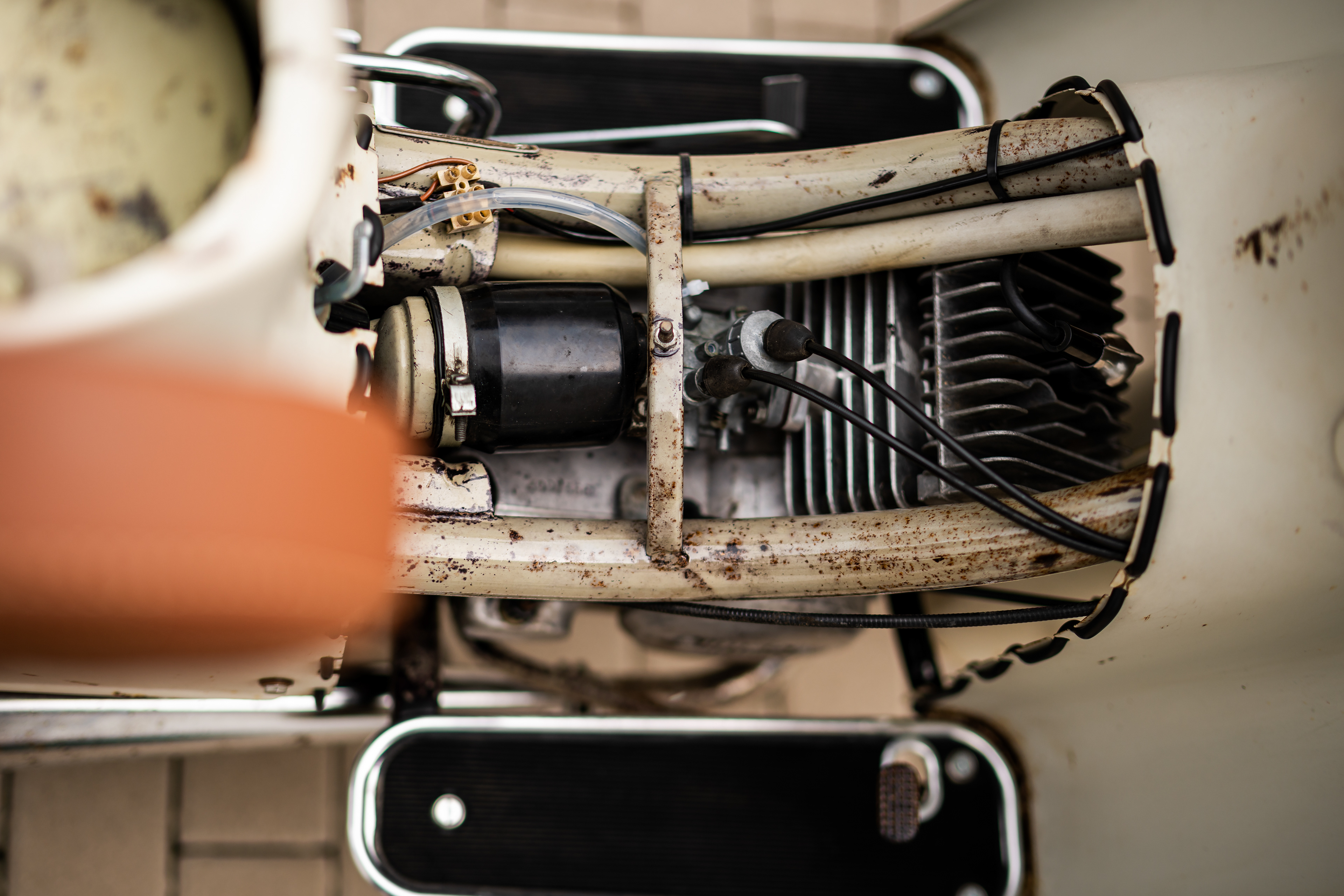 Vogelperspektive auf den Motor, Vergaser und Zylinderkopf einer Simson Schwalbe. Technische KFZ-Dokumentation von Fotograf MFuchsloch in Oberschwaben.