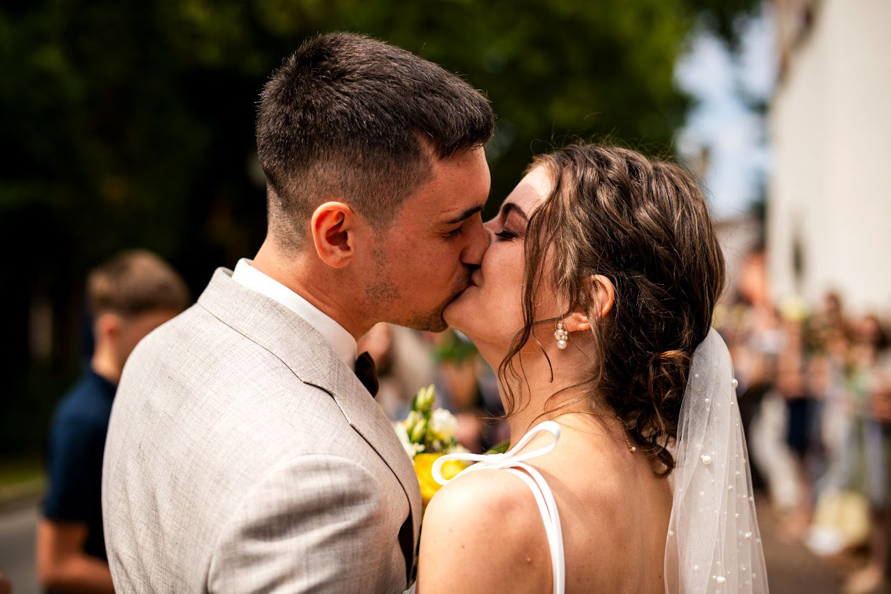 Romantischer Kussmoment zwischen Braut und Bräutigam bei ihrem Hochzeitsshooting. Emotionales Porträt von MFUCHSLOCH Fotografie & Videografie.