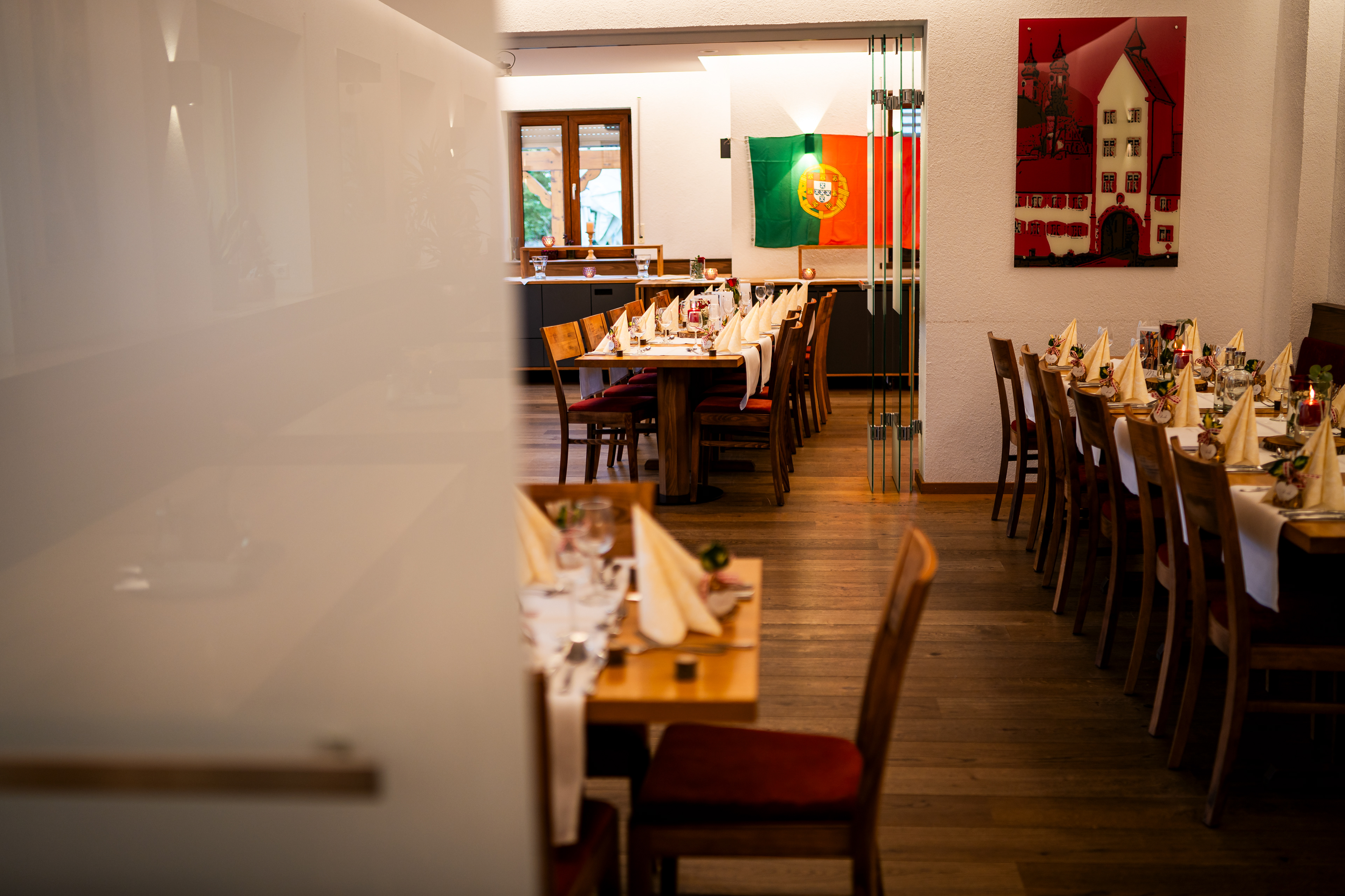 Festlich gedeckte Hochzeitstafel im modernen Ambiente des Wirtshaus Linde in Rot an der Rot. Hochzeitslocation im Landkreis Biberach, fotografiert von MFUCHSLOCH.