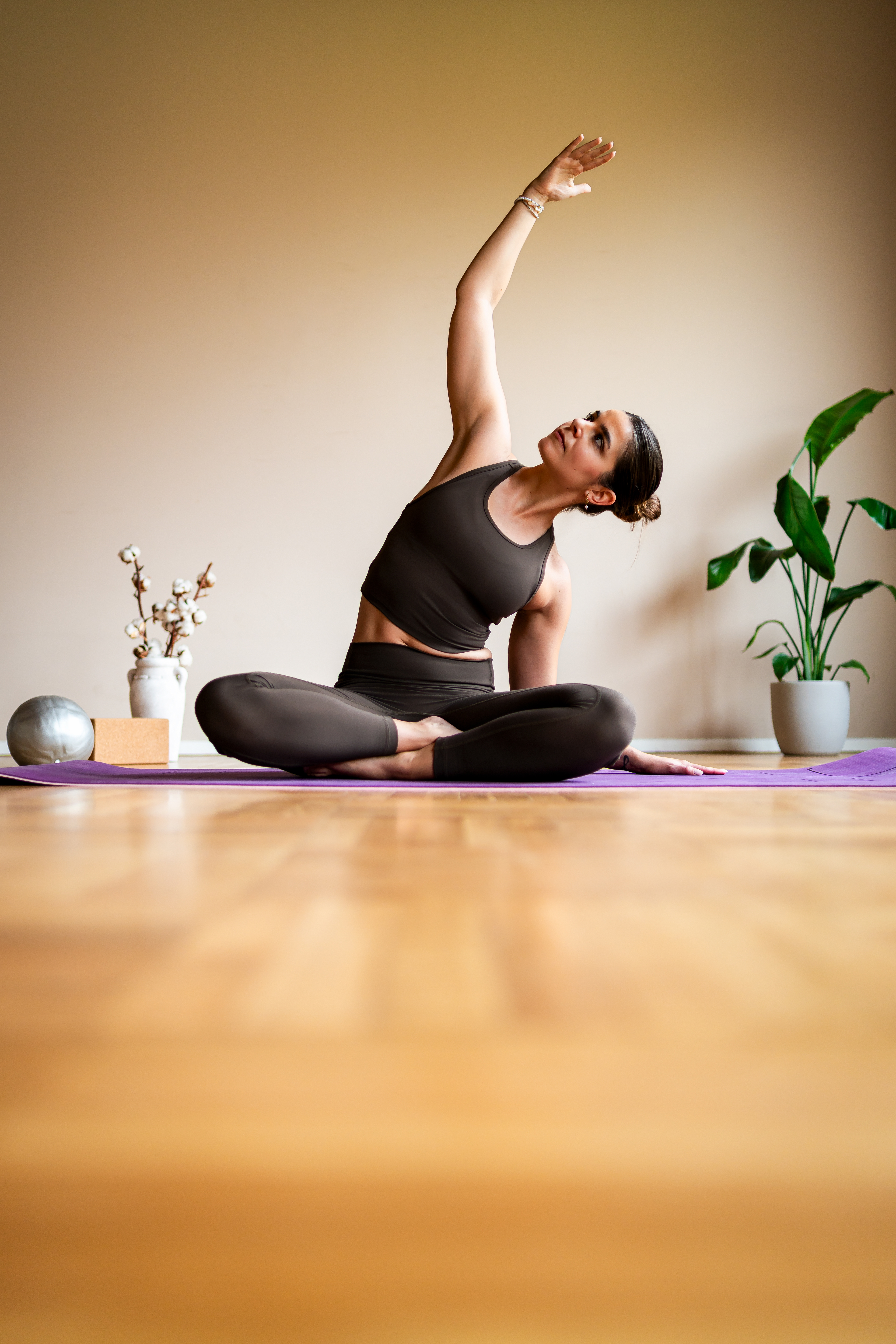 Dynamische Yoga-Fotografie am Federsee: Ines bei einer Yopi-Übung auf der Matte. Authentische Imagebilder für Trainer in Oberschwaben von MFuchsloch Fotografie & Videografie.