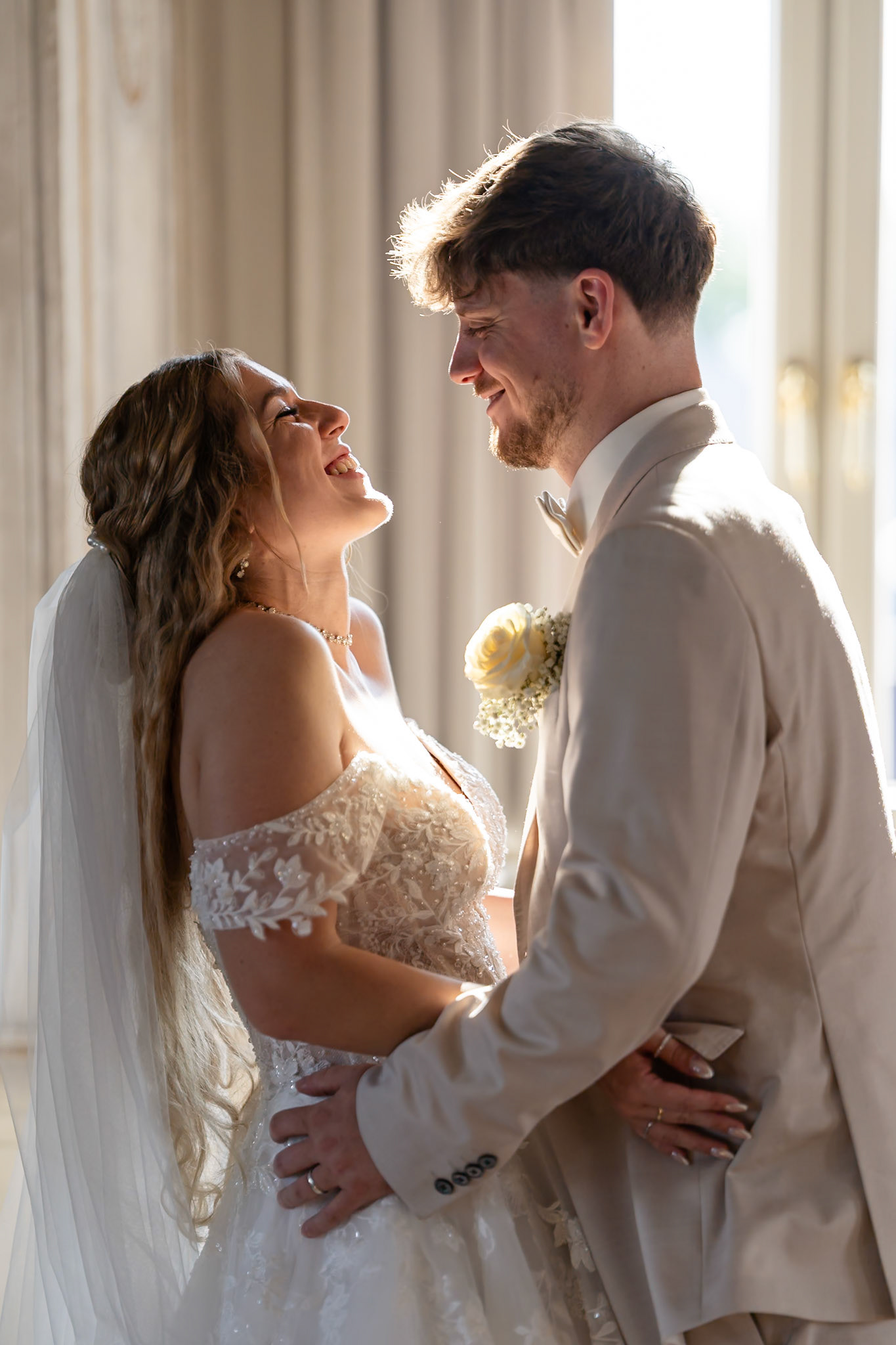 Lachendes Brautpaar genießt den Moment beim Hochzeits-Fotoshooting – MFuchsloch Hochzeitsfotografie & Videografie
