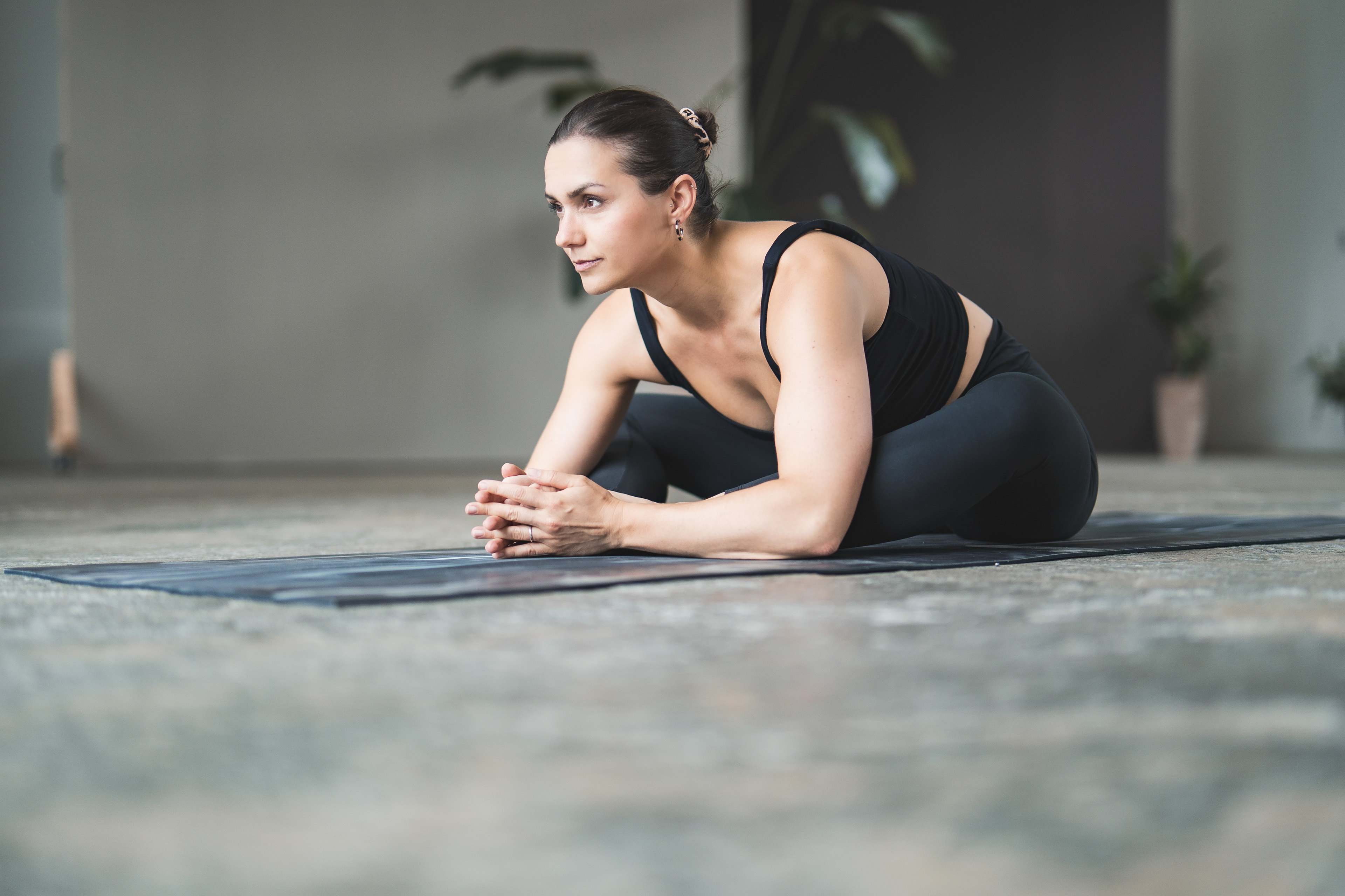 Sitzende Vorbeuge mit tiefem Beugeelement im Yoga, fotografiert von Mfuchsloch Fotografie & Videografie in Oberschwaben.