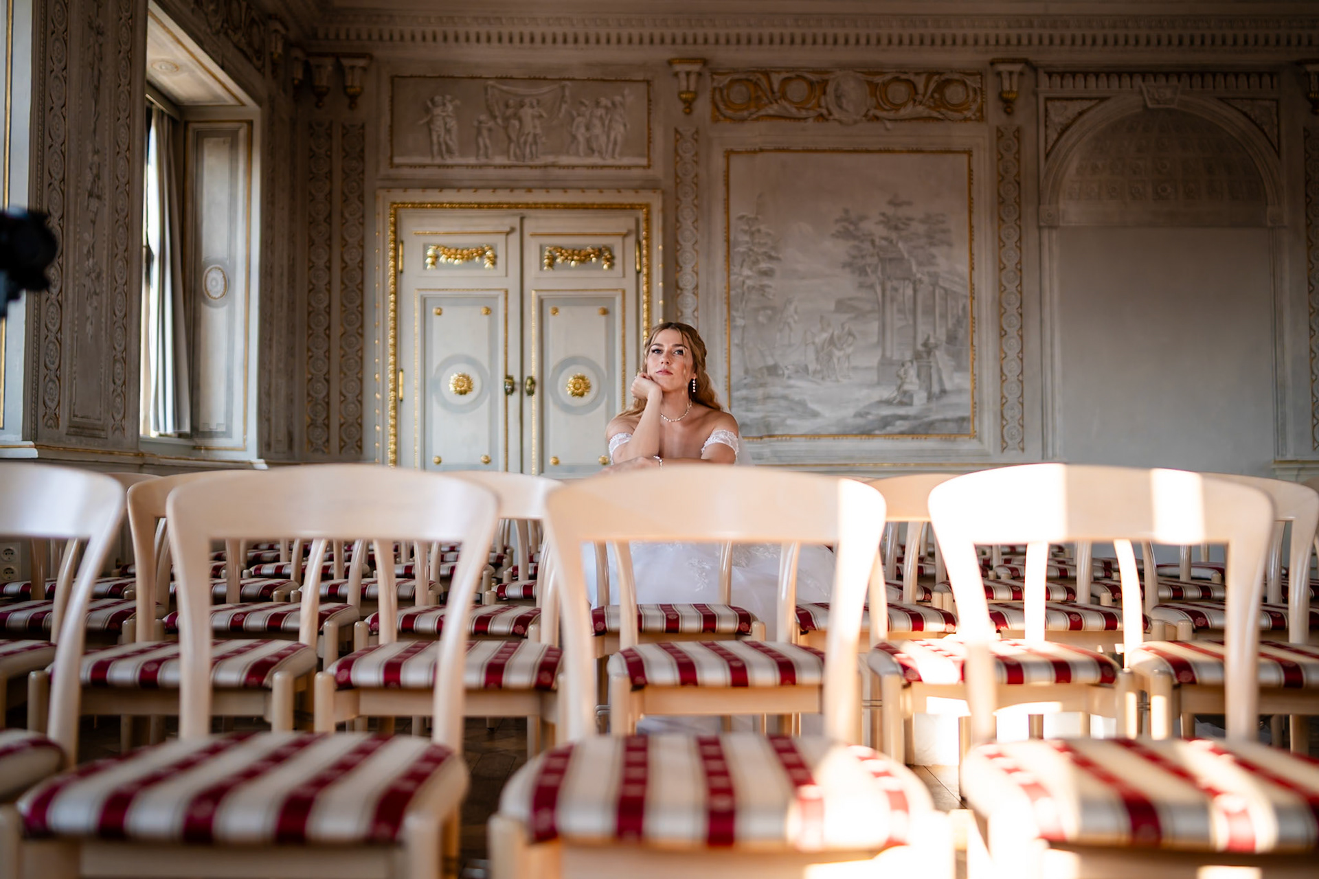 ntspannte Braut vor der freien Trauung im historischen Goldenen Saal der Schlossklinik Bad Buchau – MFuchsloch Hochzeitsfotografie & Videografie
