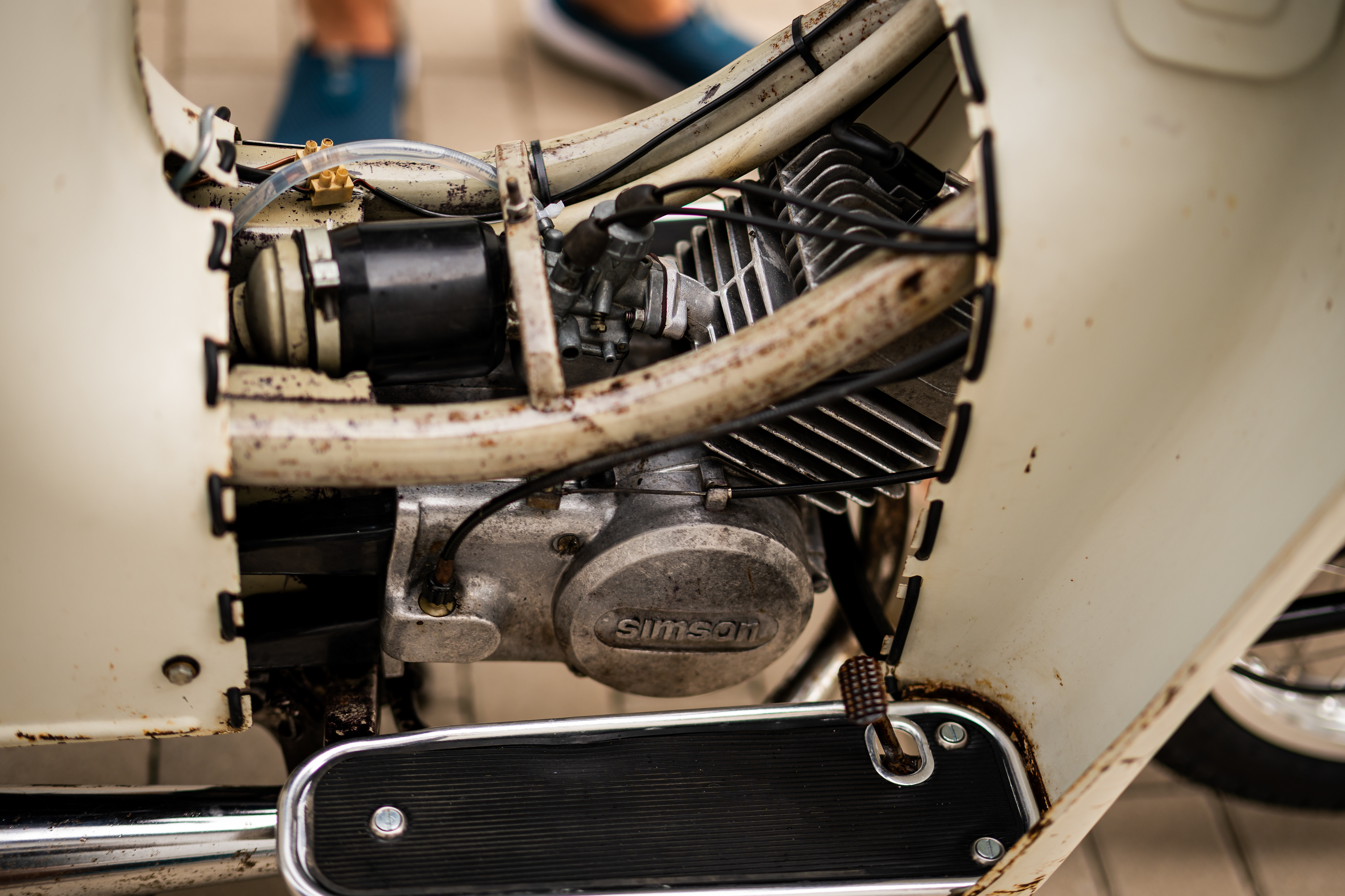 Offener Motorraum, Vergaser und Trittbrett einer historischen Simson Schwalbe. Authentische KFZ-Fotografie für Oldtimer-Liebhaber in Biberach.