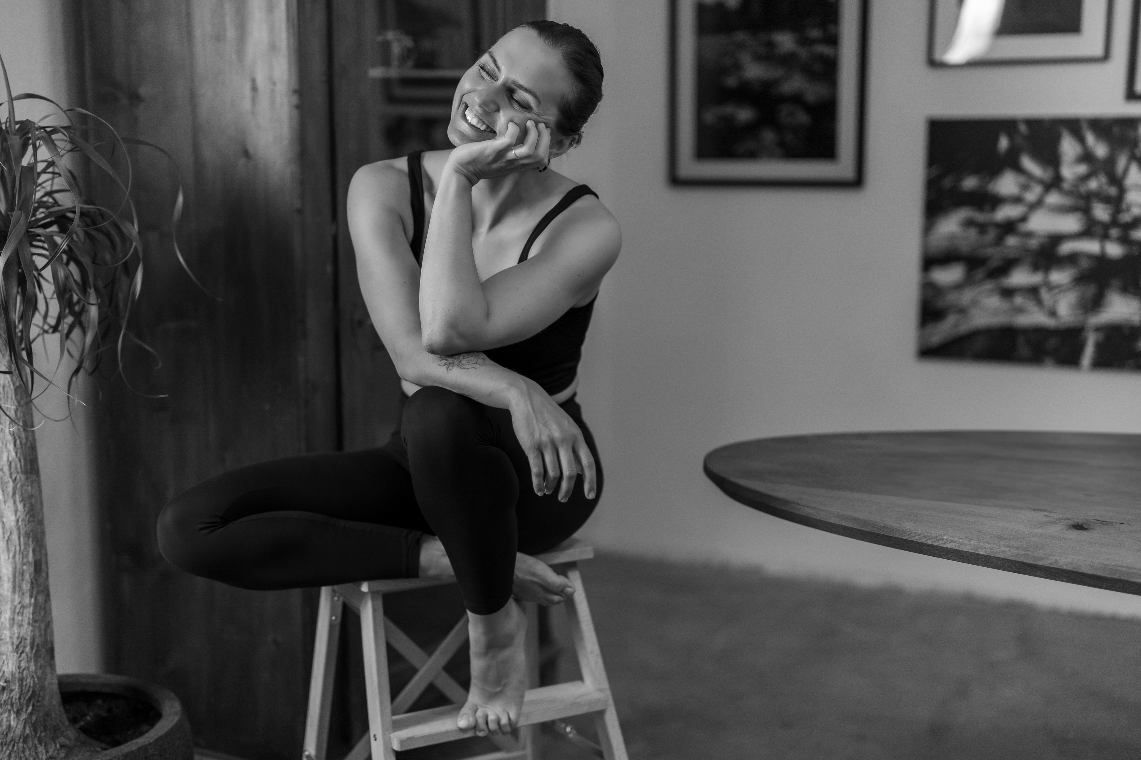 Zeitlose Portraits im Studio 7 in Hüttisheim. Professionelle Studiofotografie von Mfuchsloch Fotografie für Frauen, die Wert auf Qualität und Ausdruck legen.