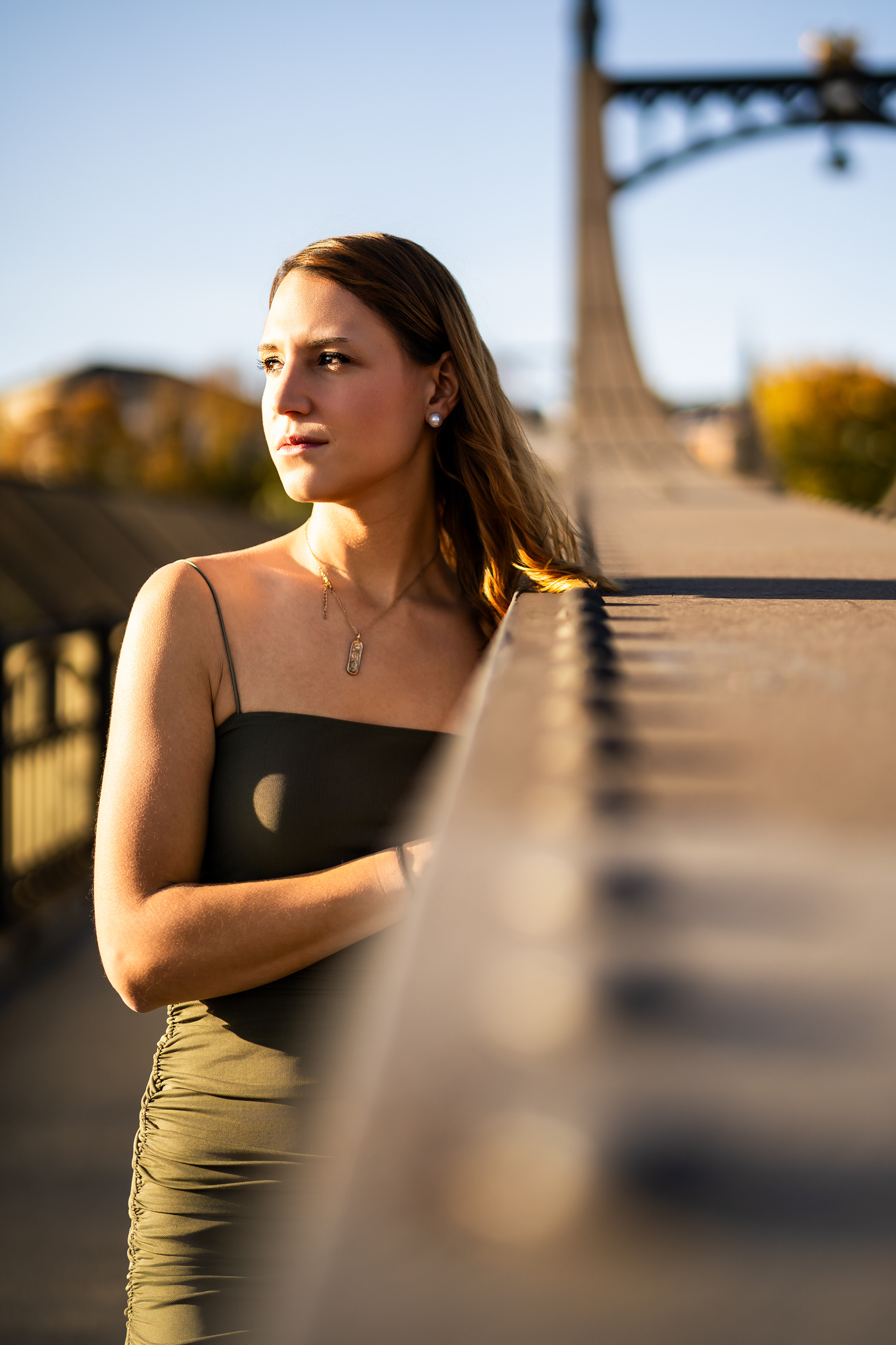 Markante Frauen-Portraits an der Neutorbrücke Ulm. Mfuchsloch Fotografie & Videografie nutzt die urbane Kulisse für ehrliche Bilder mit Charakter in der City.