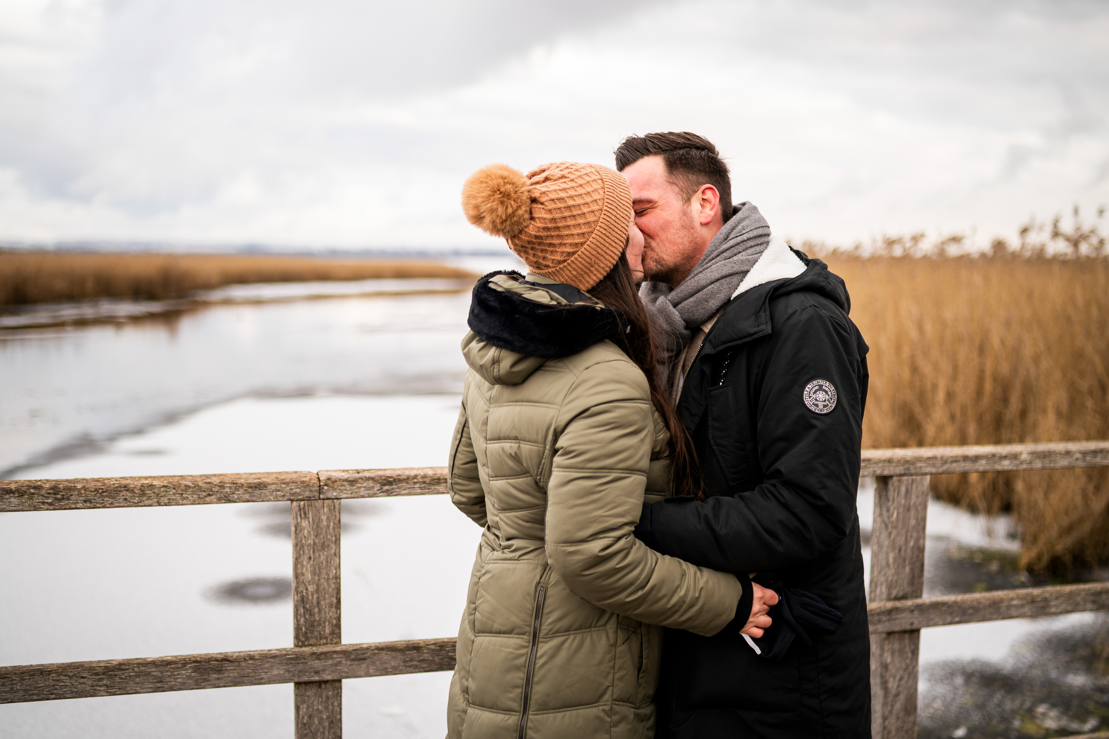 Paarfotos am Schilfgürtel des Federseestegs in Bad Buchau, aufgenommen von Mfuchsloch Fotografie am Federsee.