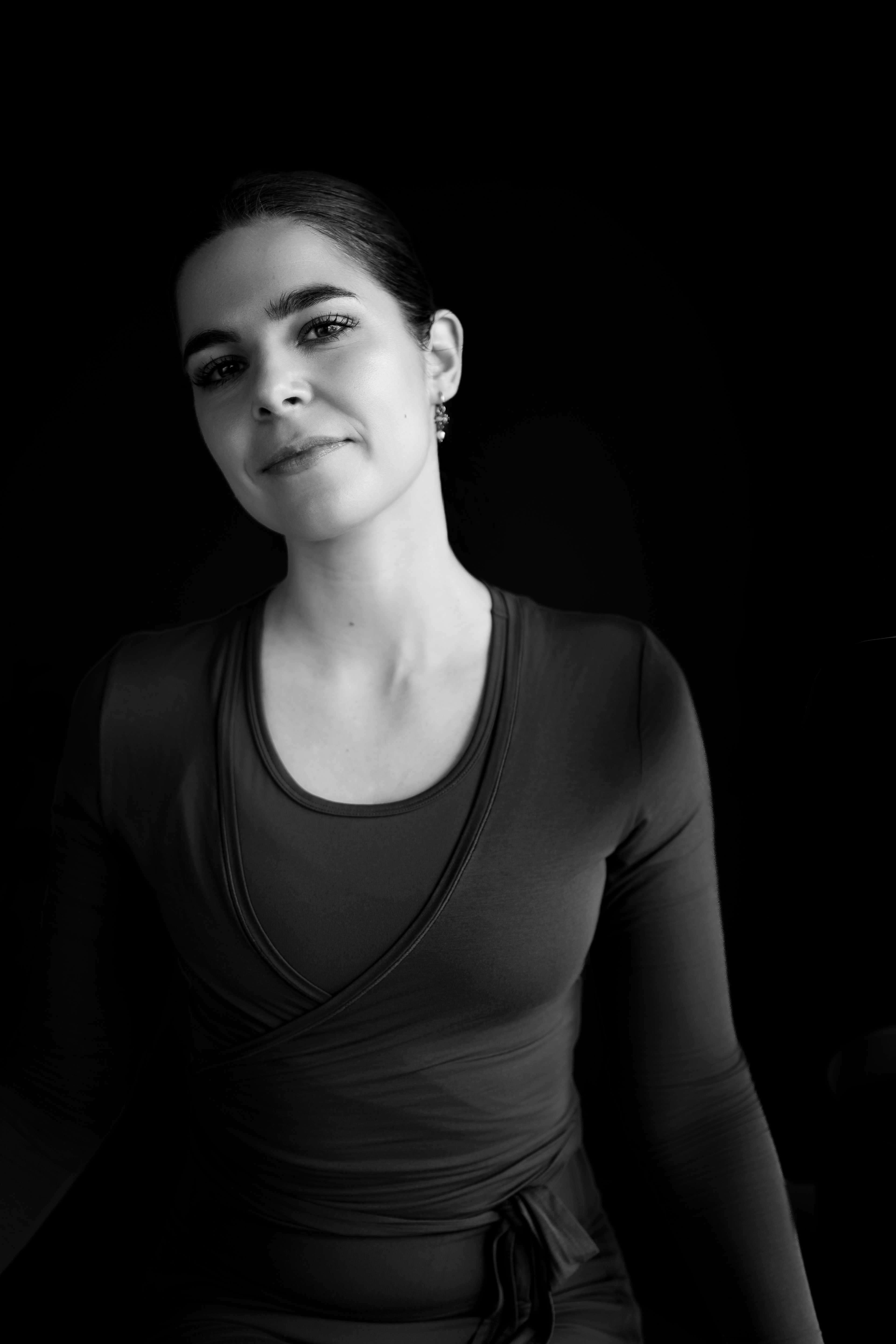 Zeitlose Portraits in Bad Buchau. Professionelle Studiofotografie von Mfuchsloch Fotografie für Frauen, die Wert auf Qualität und Ausdruck legen.