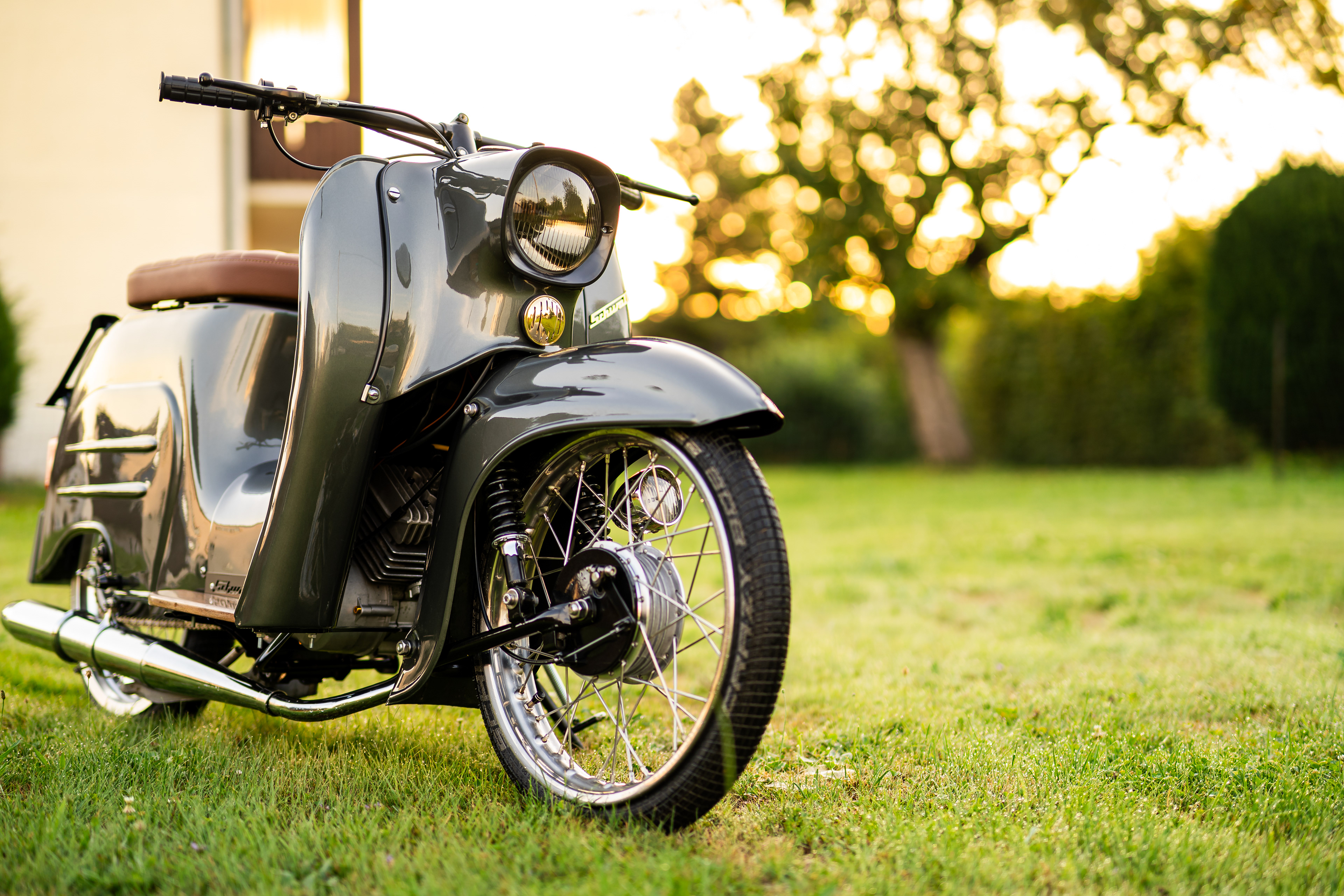 Frontansicht der restaurierten Simson Schwalbe in Aventurin Grün Metallic. Professionelle Oldtimer-Fotografie von MFuchsloch aus Oggelshausen am Federsee.