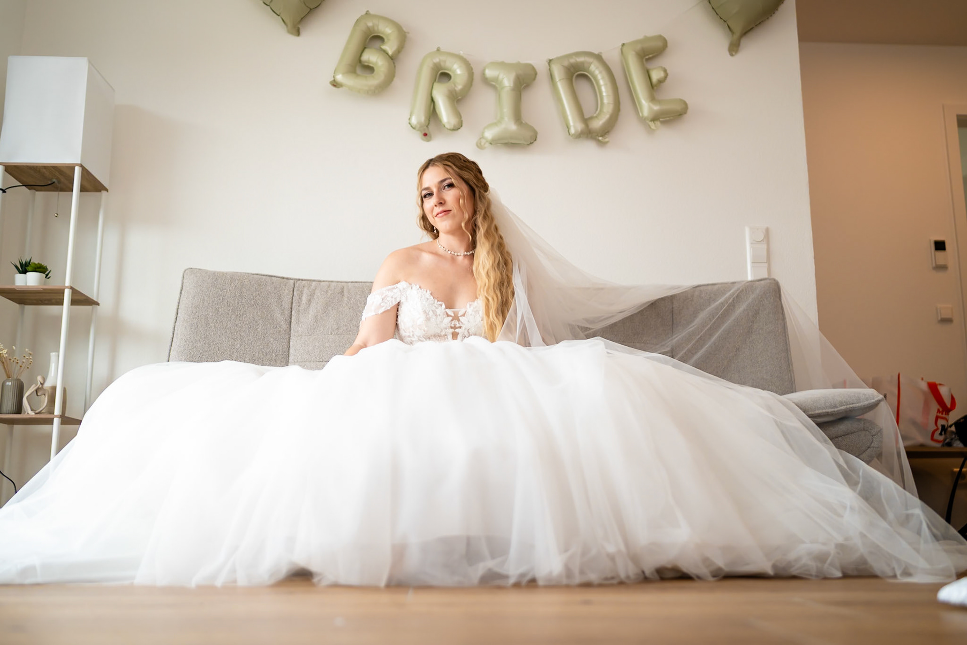 Wunderschöne Braut in ihrem voluminösen Hochzeitskleid unter Bride-Luftballons – MFuchsloch Hochzeitsfotografie & Videografie