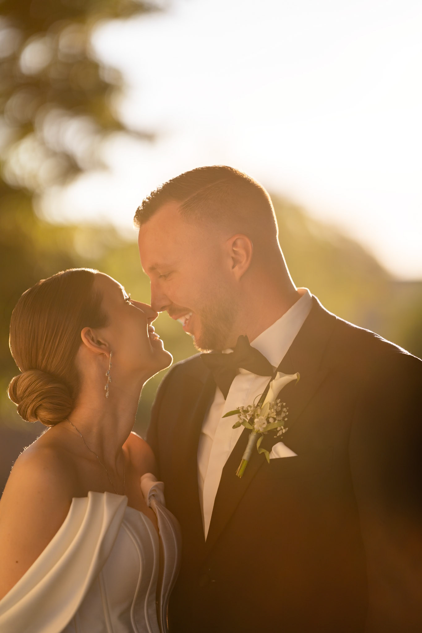 Romantisches Brautpaar-Shooting zur Golden Hour im Zwölf87 Ravensburg. Hochzeitsfotograf MFuchsloch für Hochzeitsreportagen in Bad Buchau, Riedlingen und Bad Saulgau.