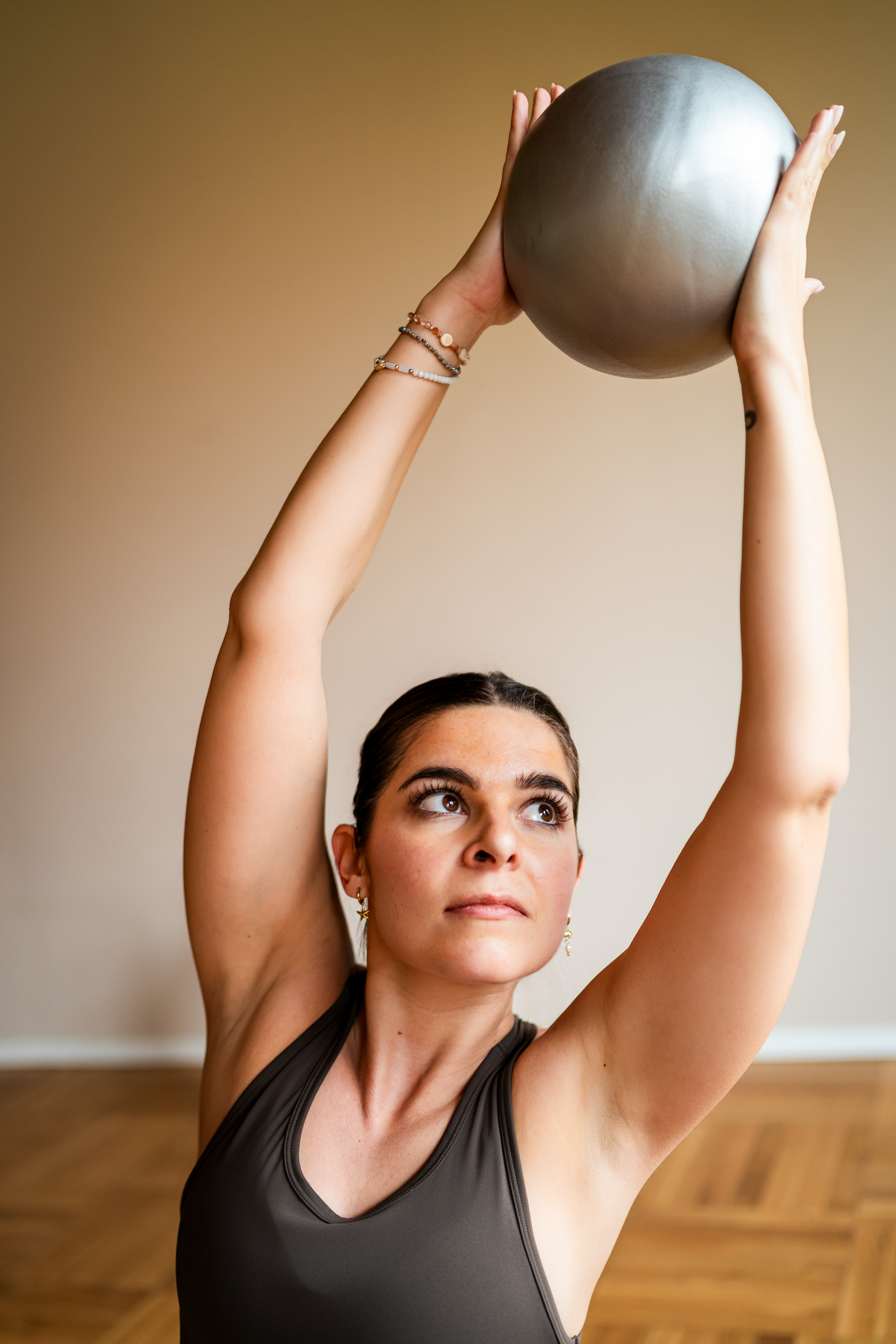 Dynamische Yoga-Fotografie am Federsee: Ines bei einer Yopi-Übung auf der Matte. Authentische Imagebilder für Trainer in Oberschwaben von MFuchsloch Fotografie & Videografie.