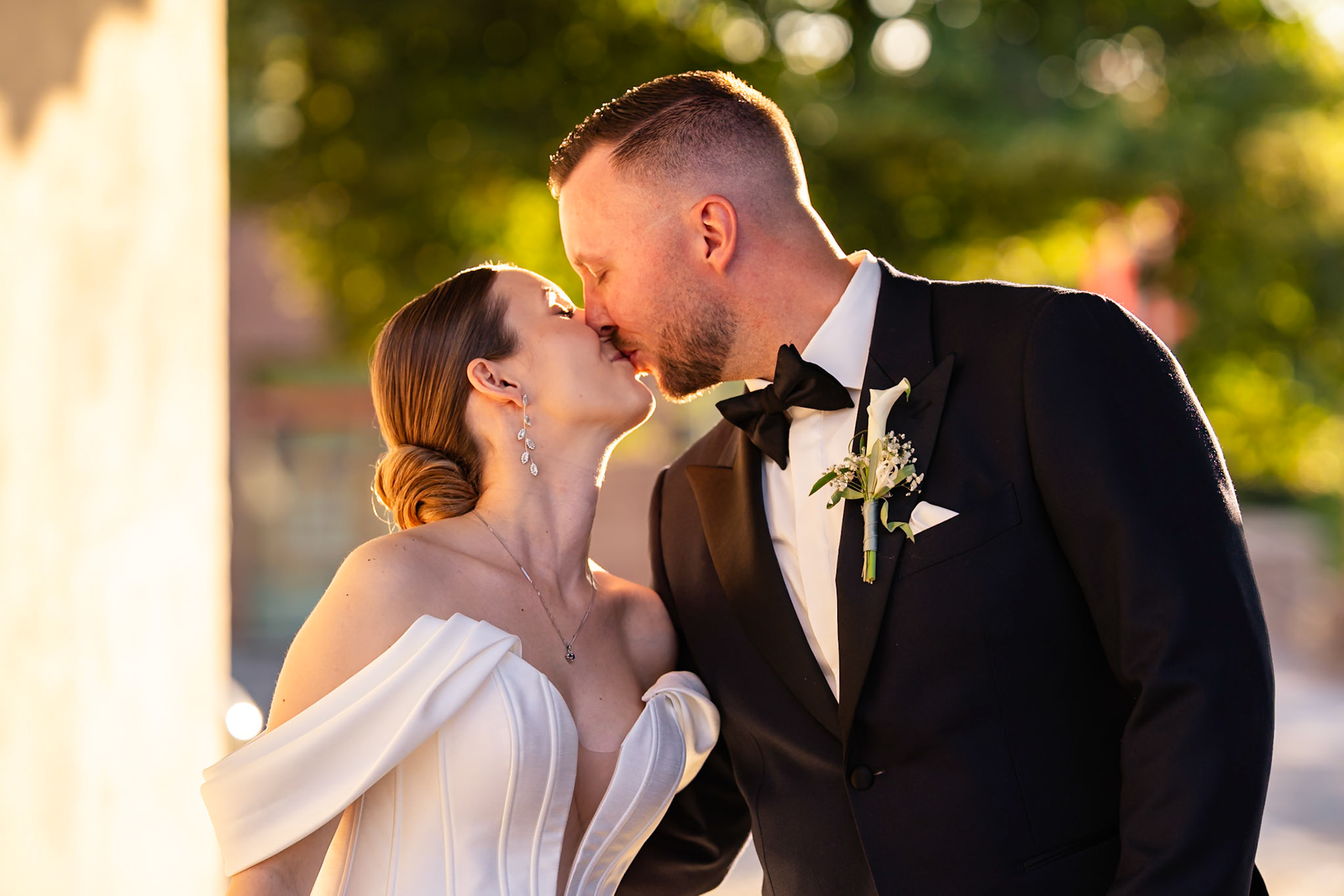 Romantisches Brautpaar-Shooting zur Golden Hour im Zwölf87 Ravensburg. Hochzeitsfotograf MFuchsloch für Hochzeitsreportagen in Bad Buchau, Riedlingen und Bad Saulgau.