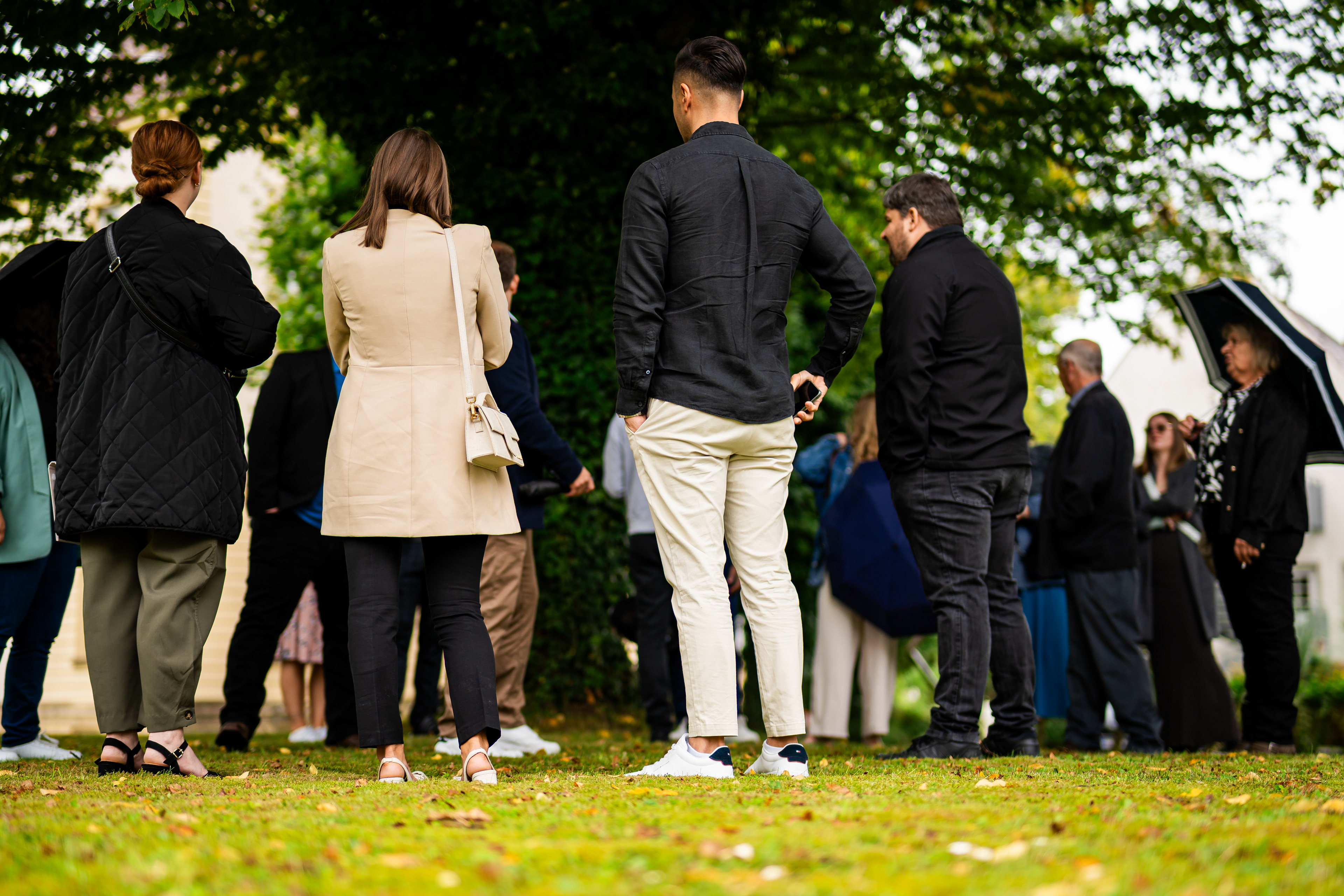 Hochzeitsgäste beim Empfang auf einer Wiese in Bad Schussenried. Natürliche Hochzeitsfotografie von MFUCHSLOCH