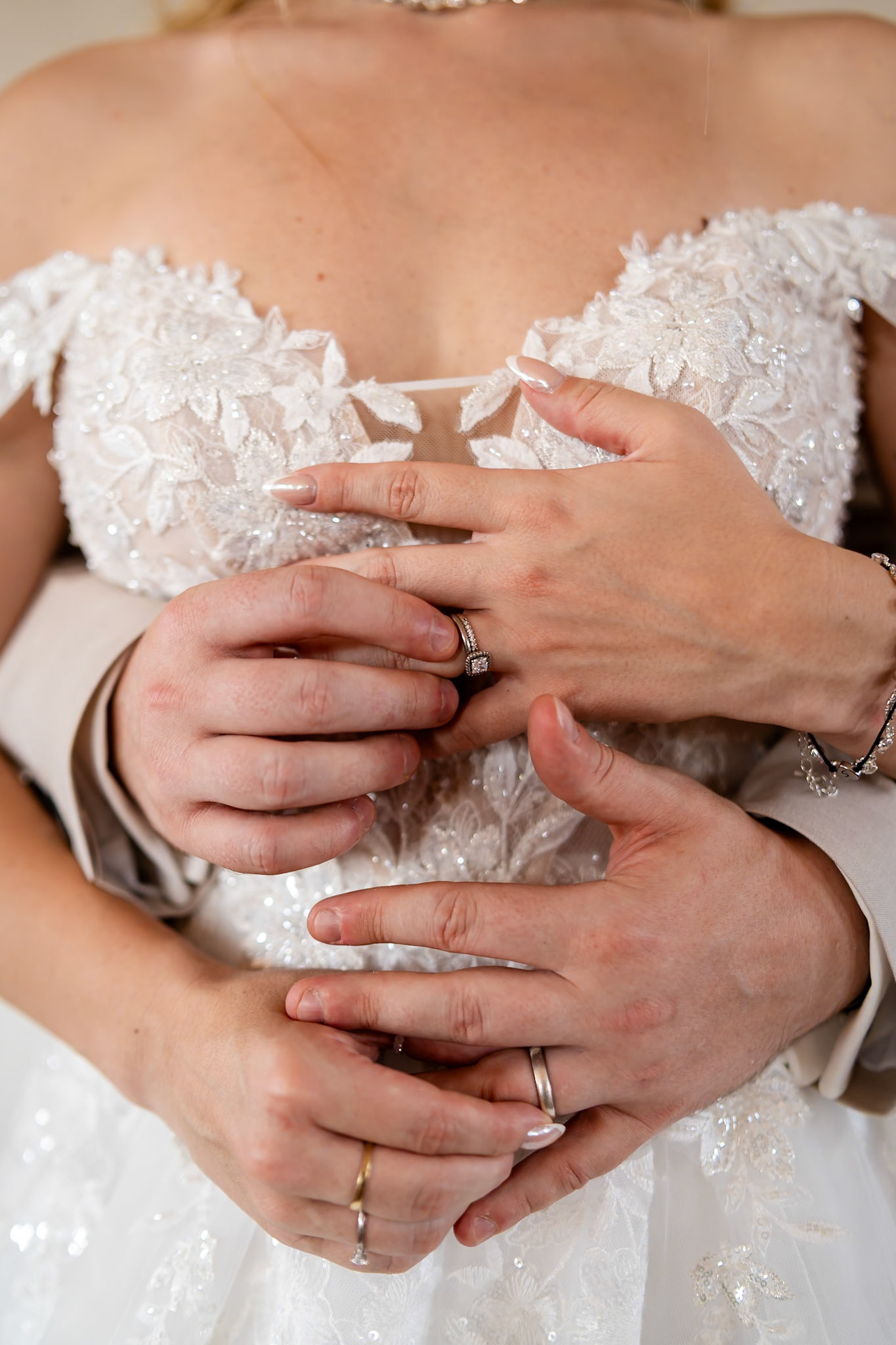 Romantisches Hochzeitsportrait von Braut und Bräutigam unter dem fließenden Brautschleier – MFuchsloch Hochzeitsfotografie & Videografie