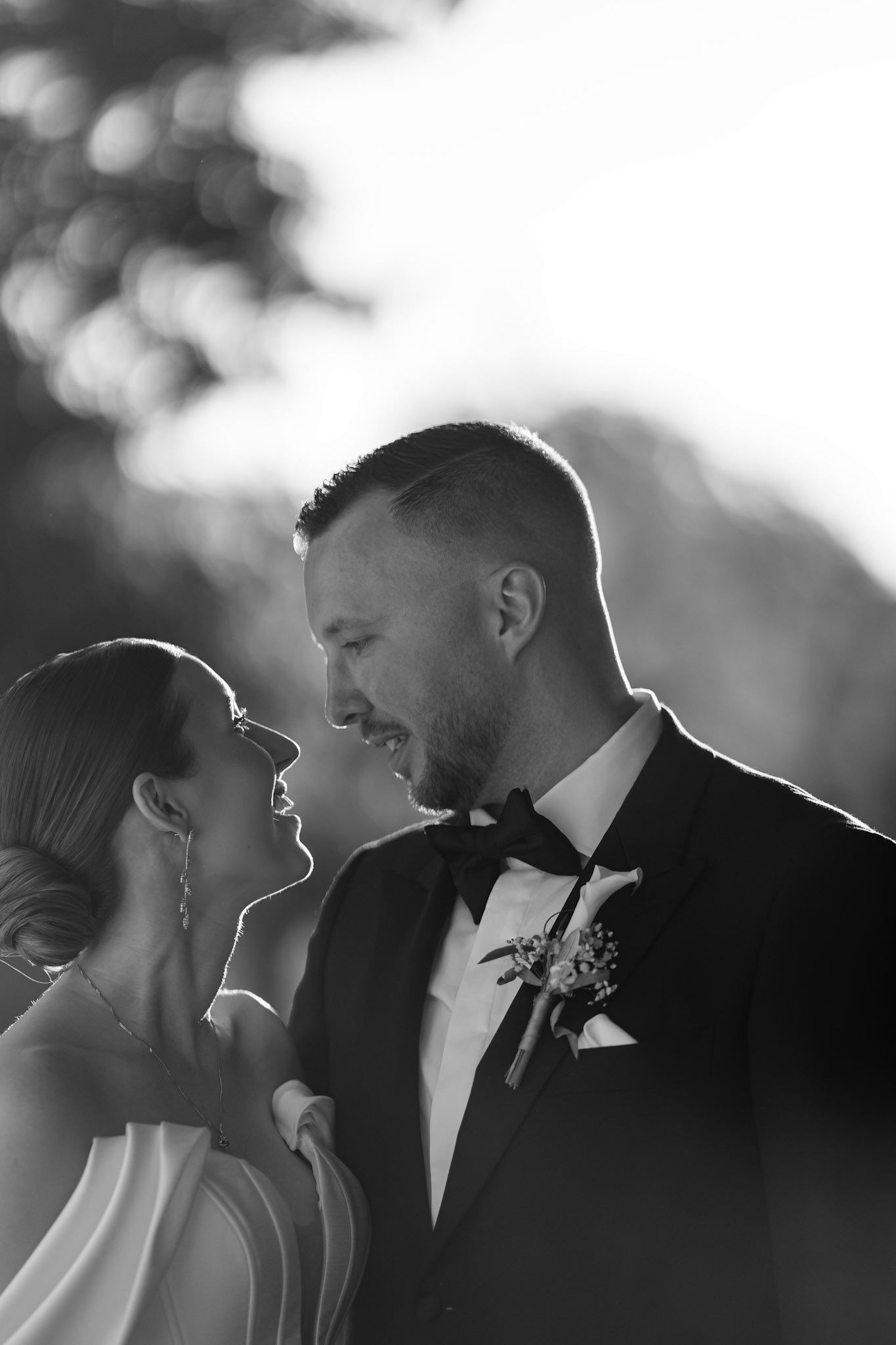 Zeitloses Schwarz-Weiß Hochzeitsfoto eines Brautpaares. Emotionale Hochzeitsreportage und Paarshooting im Zwölf87 Ravensburg fotografiert von Hochzeitsfotograf Michael Fuchsloch.