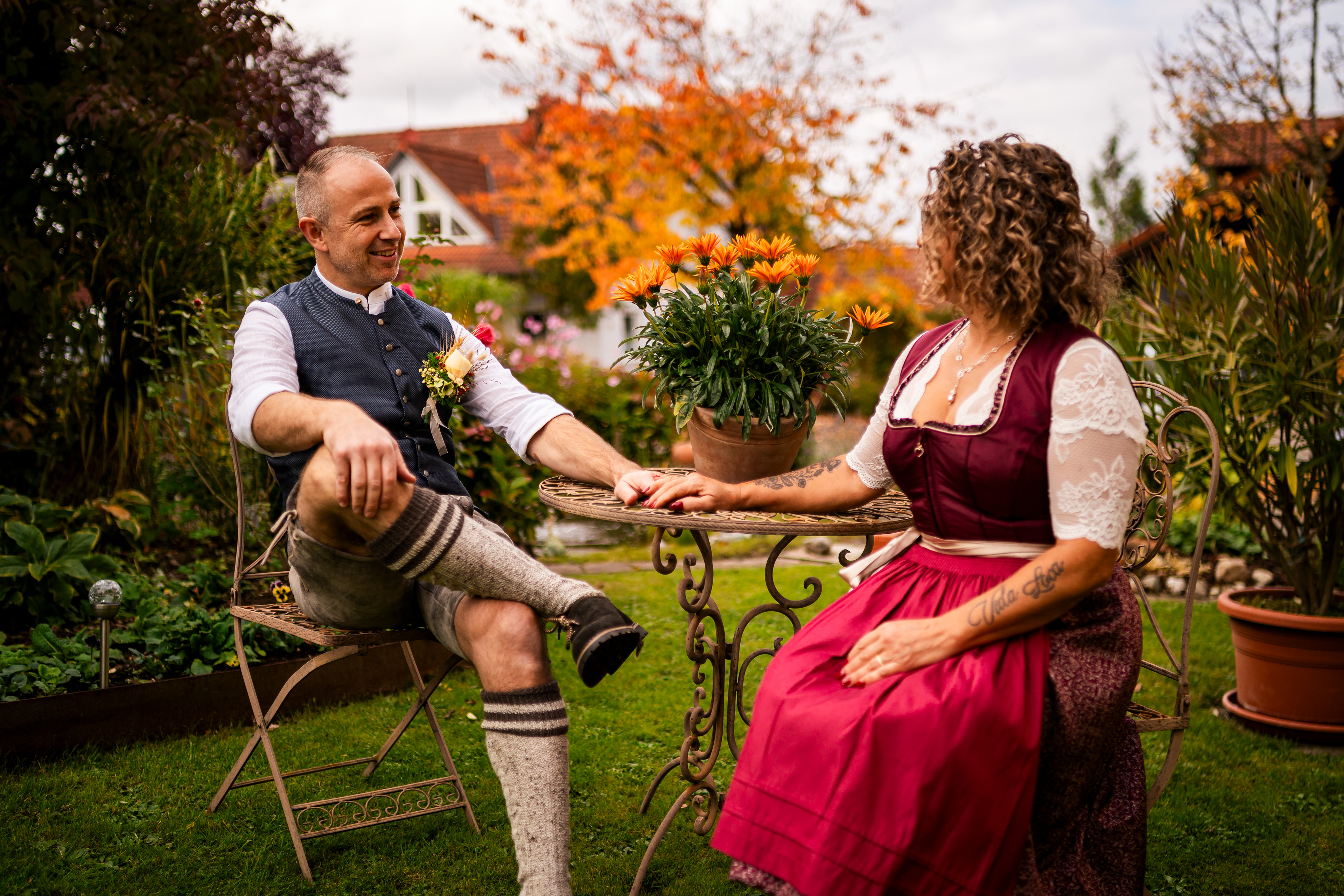 Herzhaft lachendes Brautpaar – authentische und ungezwungene Hochzeitsmomente in Oberschwaben. MFUCHSLOCH Fotografie Fotografie & Videografie.