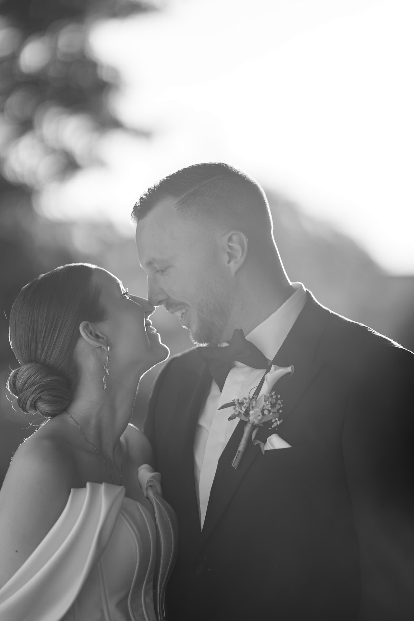 Zeitloses Schwarz-Weiß Hochzeitsfoto eines Brautpaares. Emotionale Hochzeitsreportage und Paarshooting im Zwölf87 Ravensburg fotografiert von Hochzeitsfotograf Michael Fuchsloch.