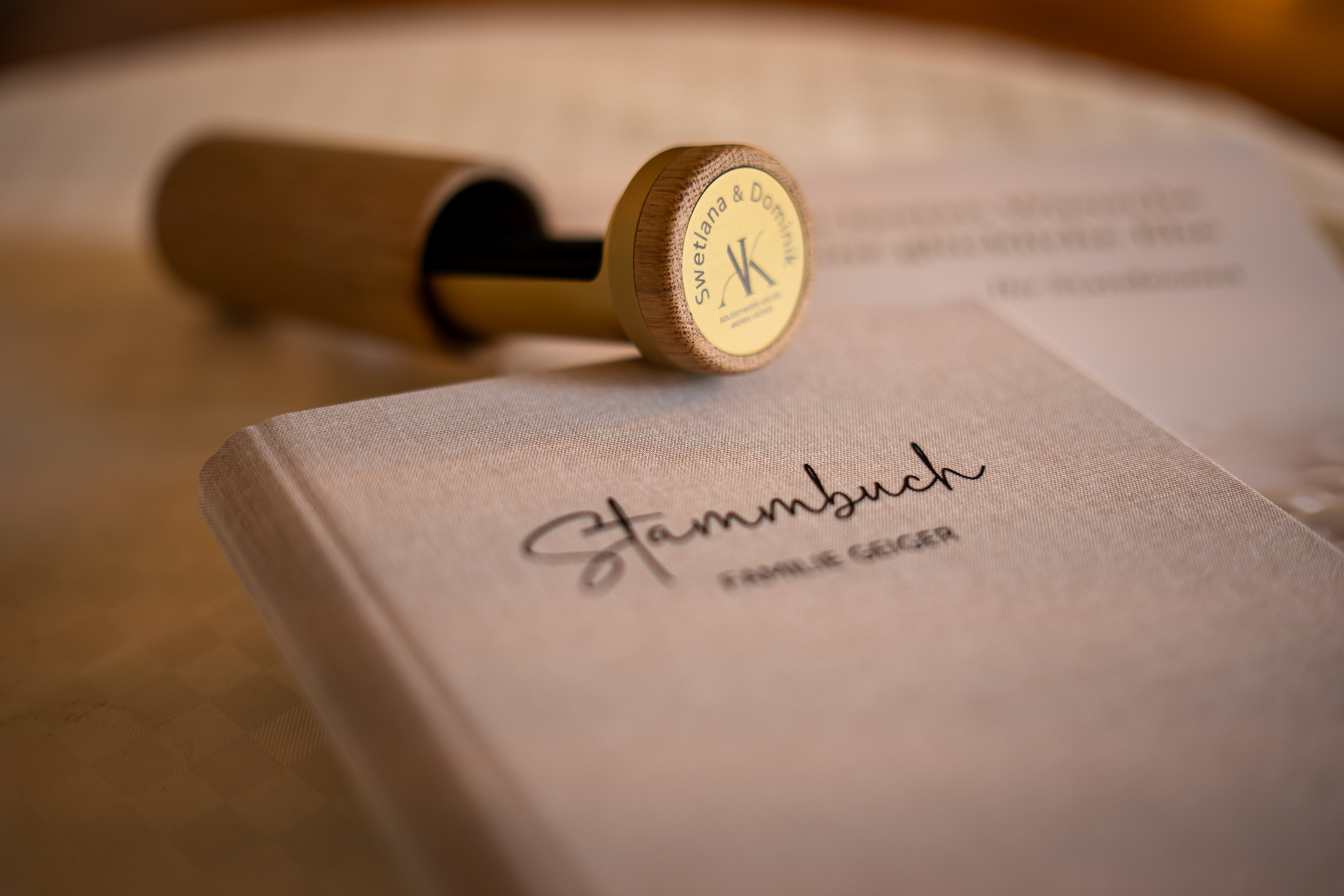 Detailaufnahme der personalisierten Ringdose mit den Namen Swetlana und Dominik. Hochzeitsdetails fotografiert von MFUCHSLOCH in Bad Schussenried.