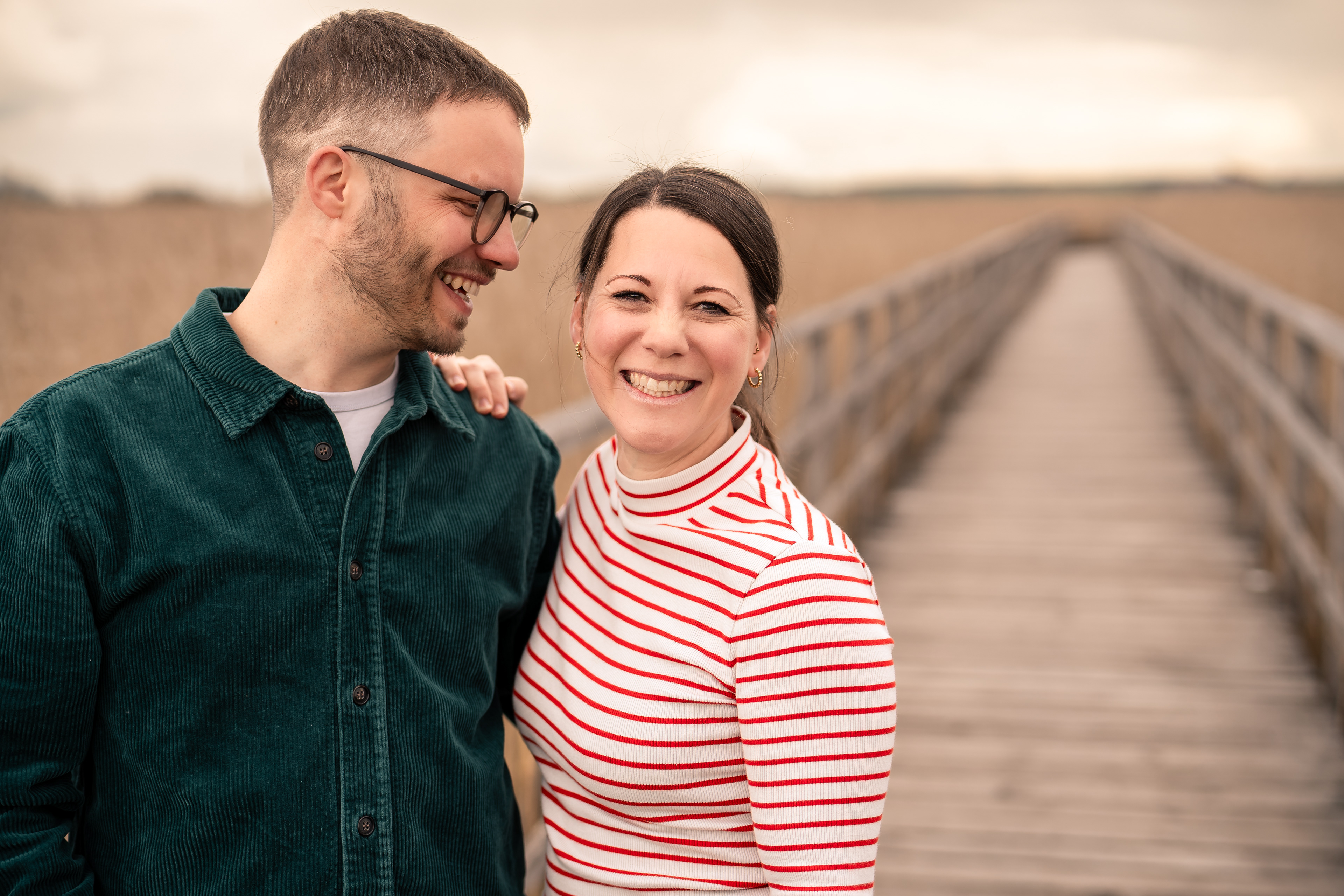 Paarfotos am Schilfgürtel des Federseestegs in Bad Buchau, aufgenommen von Mfuchsloch Fotografie am Federsee.