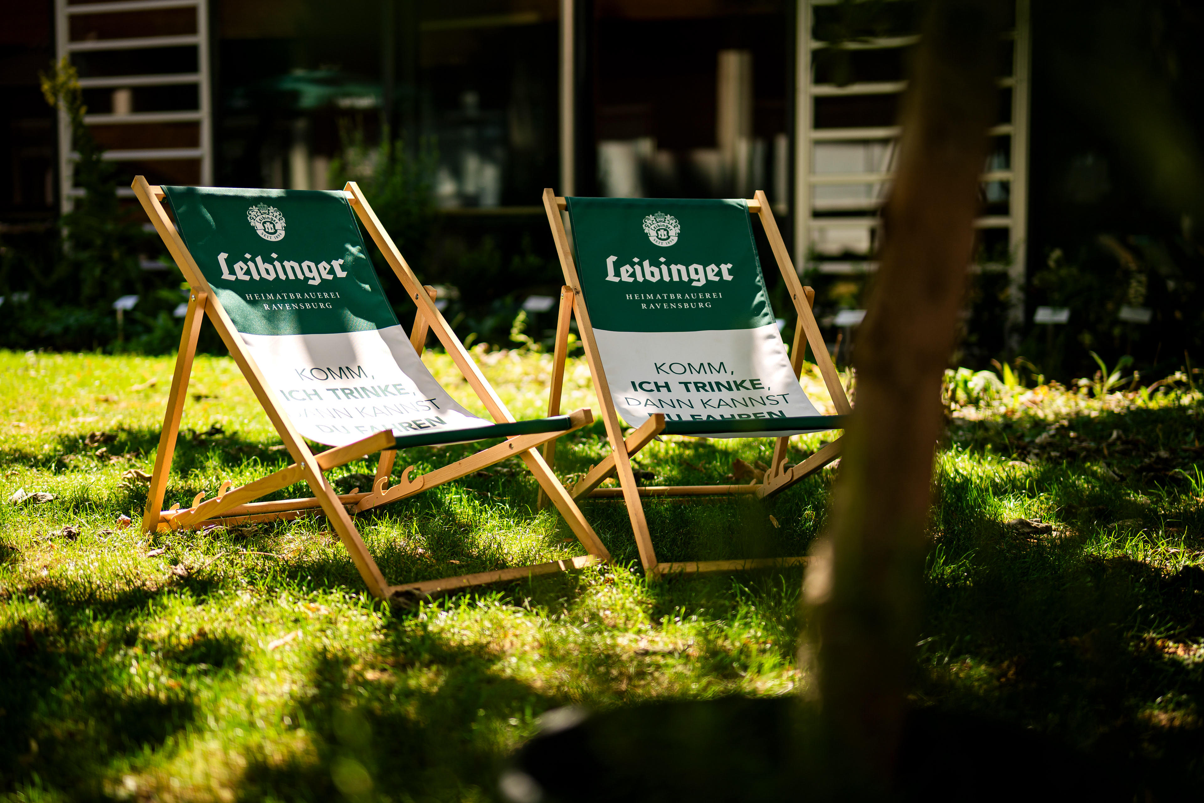 Zwei wartende Leibinger Stühle beim Empfang im Innenhof des zwölf87. Lebendige Hochzeitsreportage von MFUCHSLOCH Fotografie & Videografie.