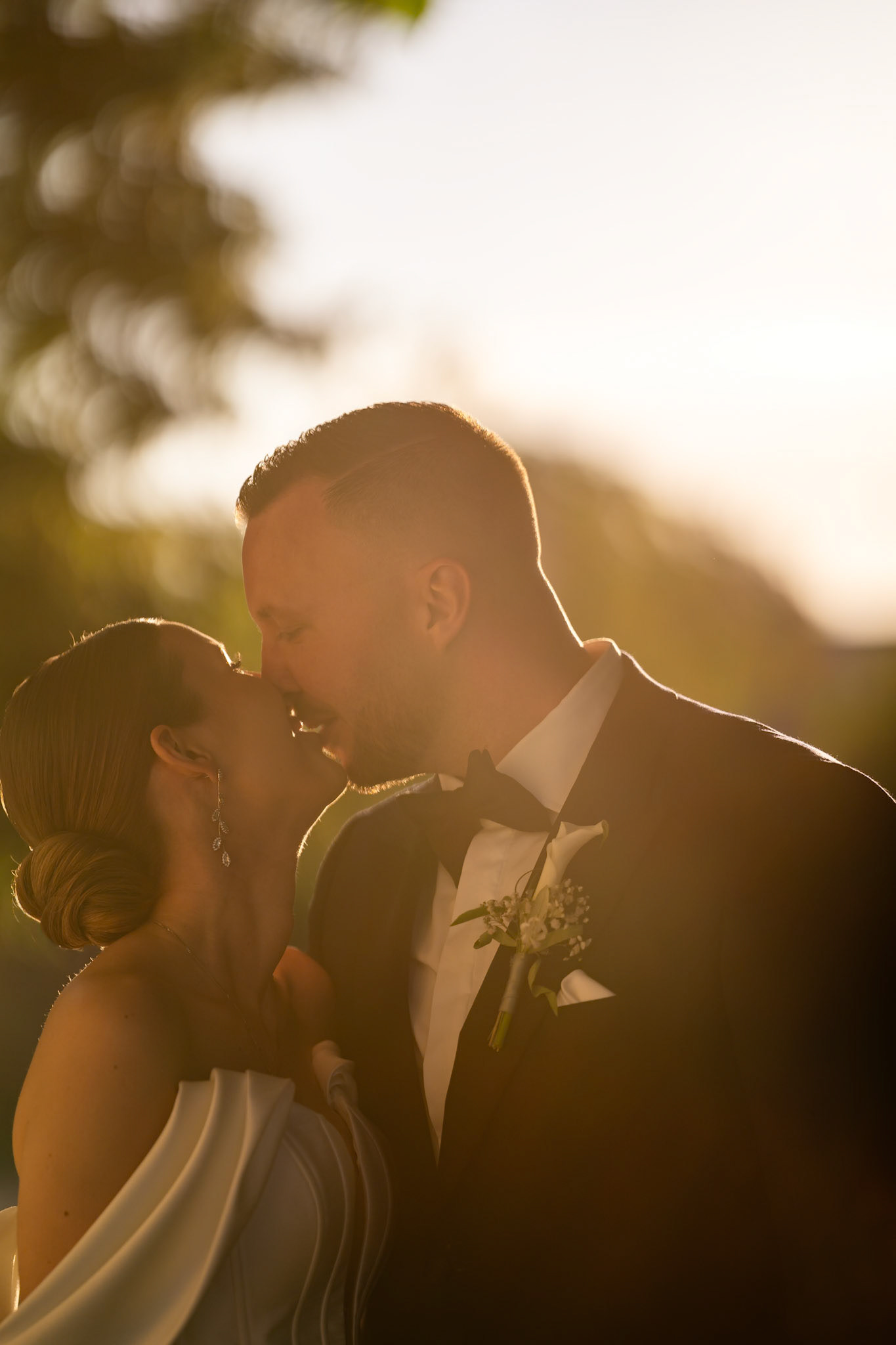 Romantisches Brautpaar-Shooting zur Golden Hour im Zwölf87 Ravensburg. Hochzeitsfotograf MFuchsloch für Hochzeitsreportagen in Bad Buchau, Riedlingen und Bad Saulgau.