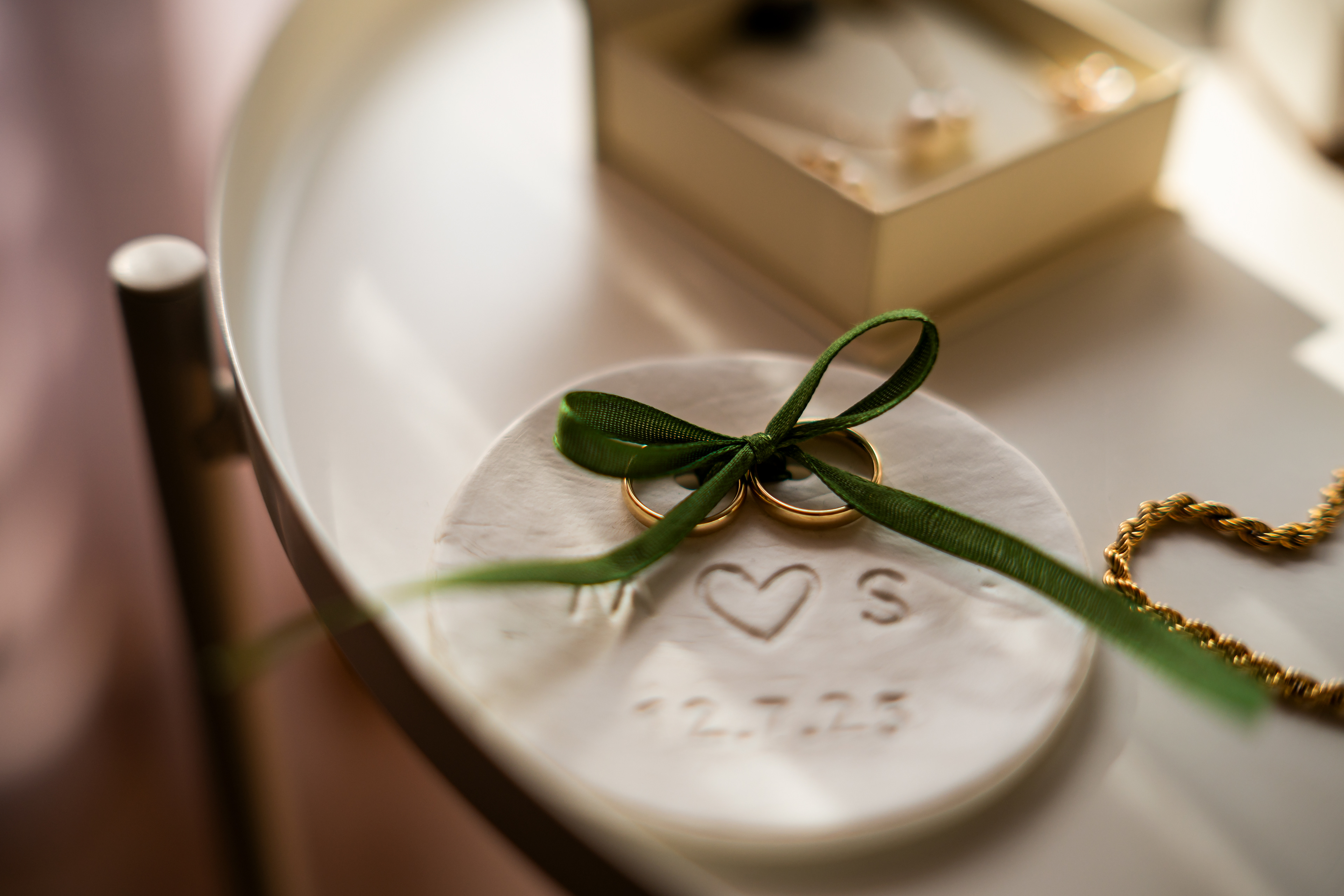 Hochzeitsdetails mit Brautschuhen und Ringen – Fotograf Bad Buchau am Federsee, Hochzeit Biberach