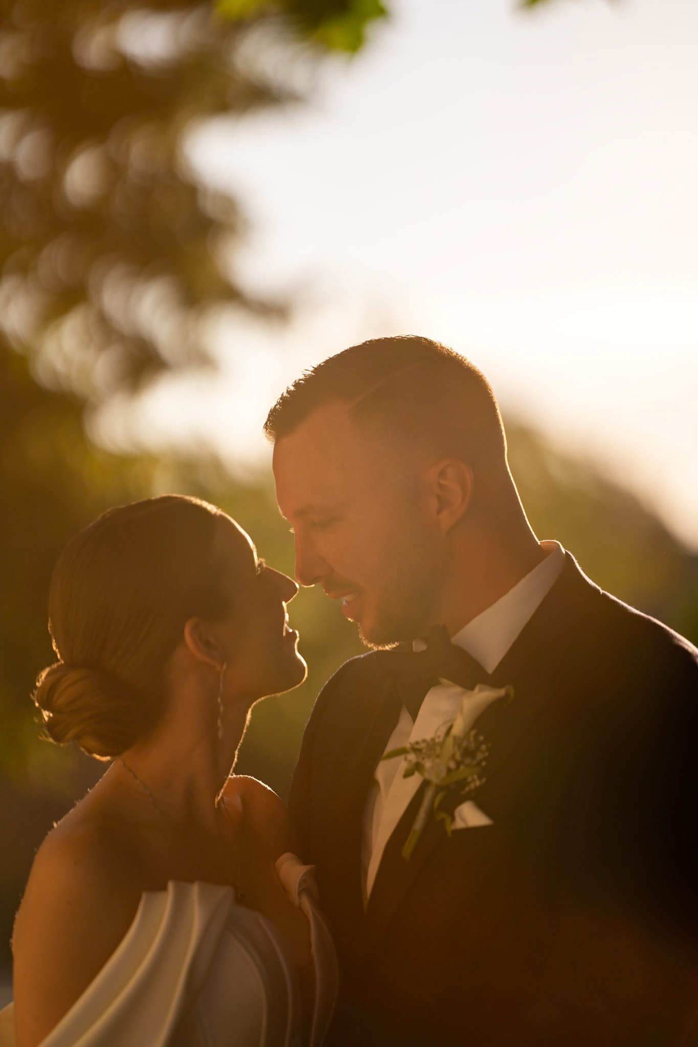 Romantisches Brautpaar-Shooting zur Golden Hour im Zwölf87 Ravensburg. Hochzeitsfotograf MFuchsloch für Hochzeitsreportagen in Bad Buchau, Riedlingen und Bad Saulgau.
